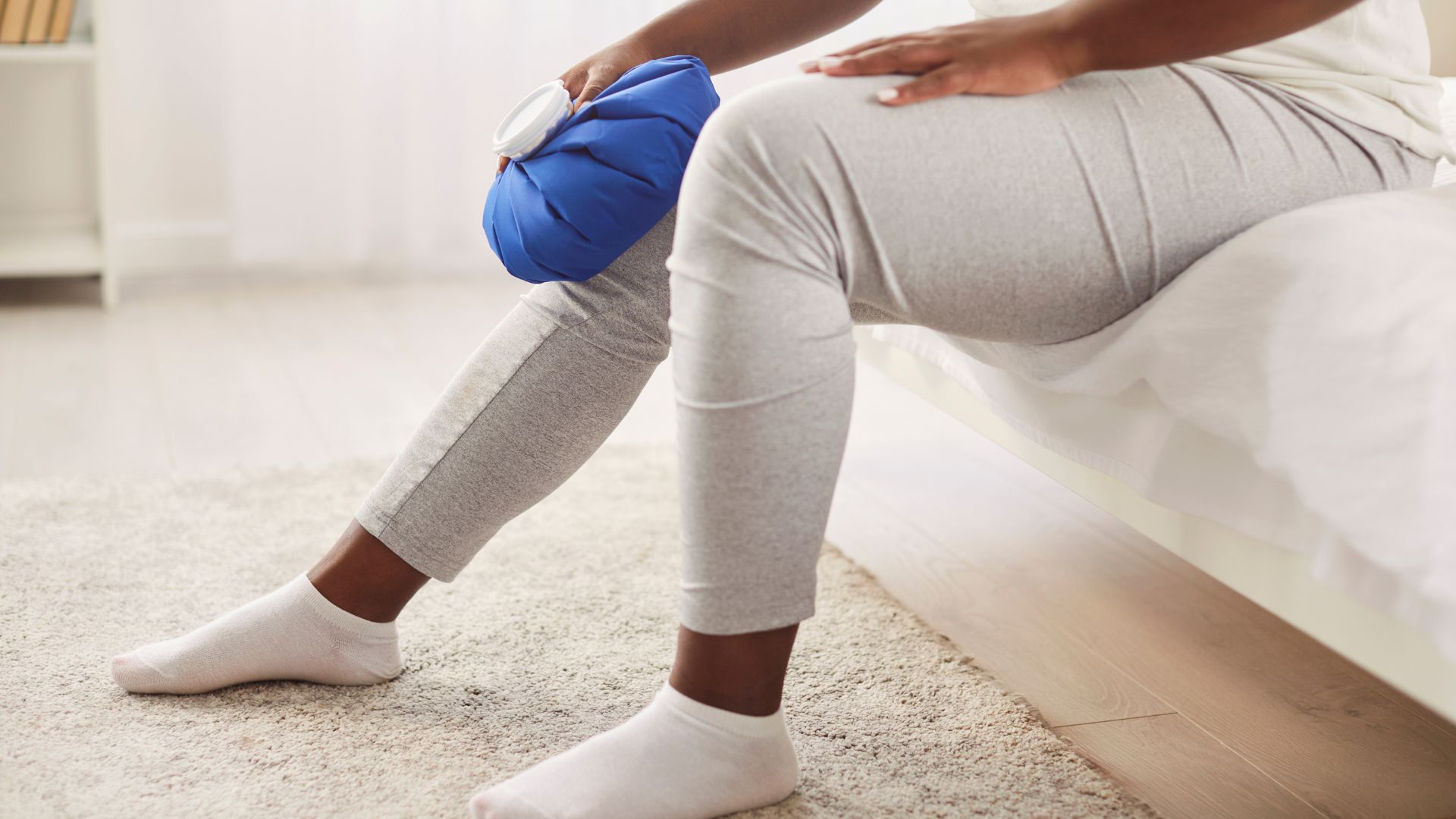 Chườm nóng ngay sau chấn thương dây chằng có thể làm tăng nguy cơ sưng viêm