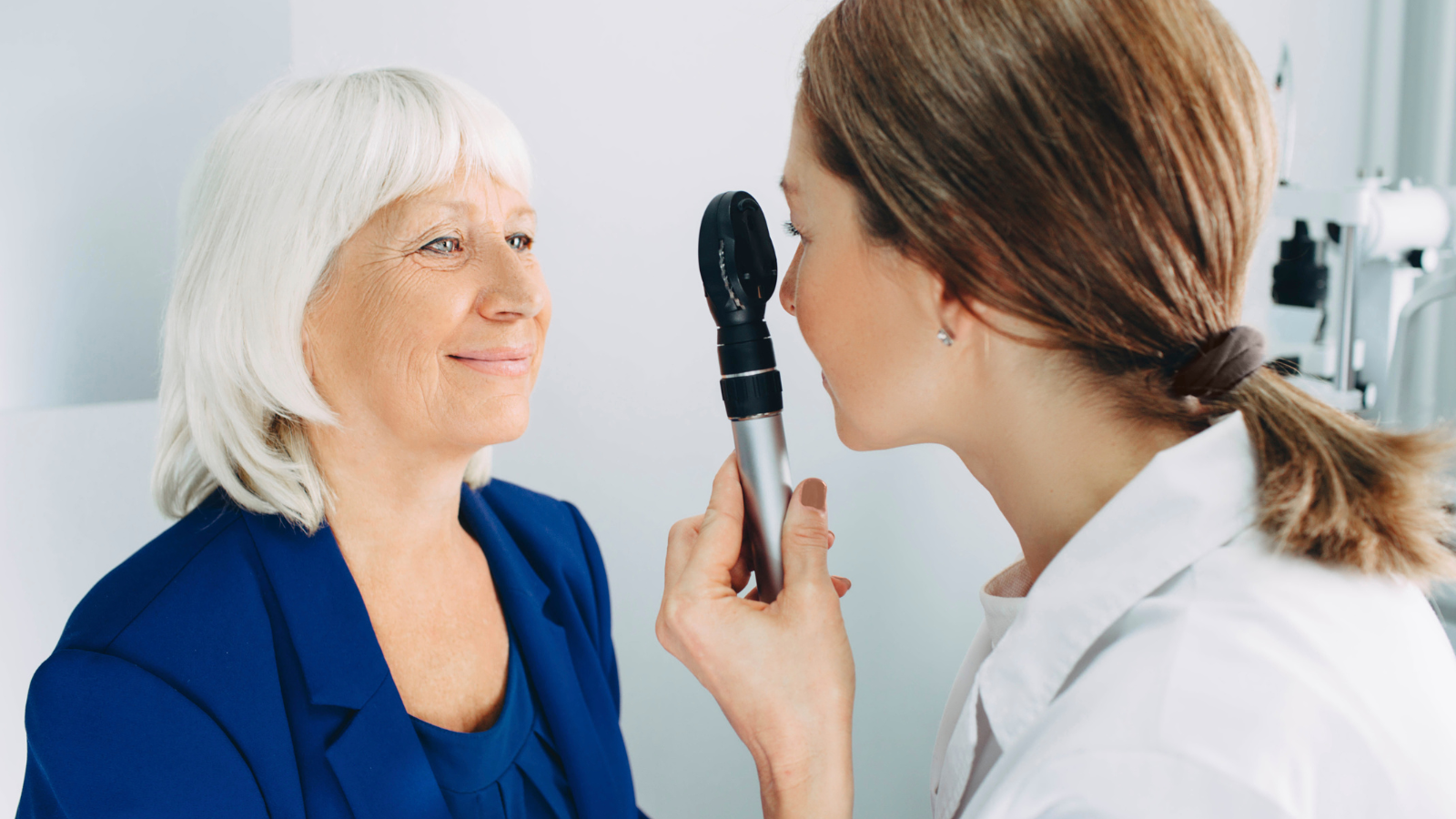 Khám và làm sạch mắt