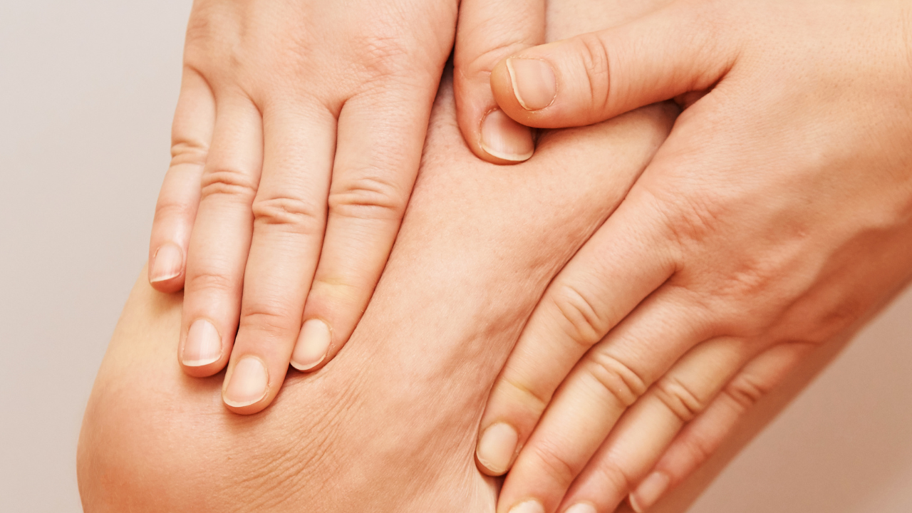 Thiếu hụt collagen và elastin cũng làm xuất hiện vết rạn da đùi