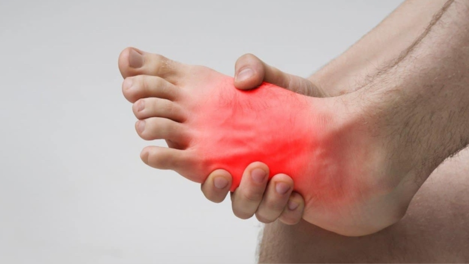 Sưng đỏ vùng bàn chân là triệu chứng xuất hiện ngay sau khi bị chấn thương