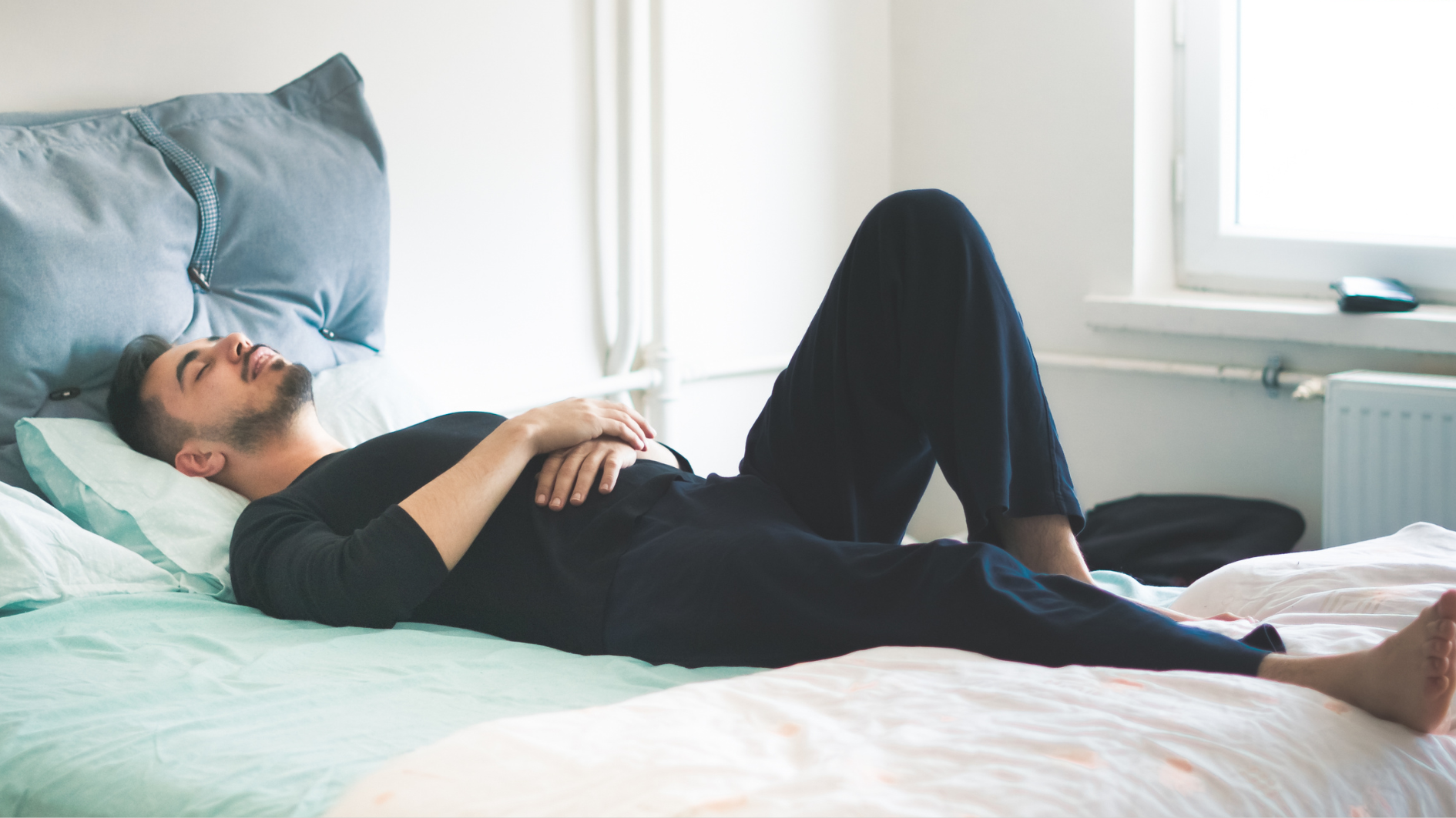 Nằm đúng tư thế giúp hỗ trợ quá trình hồi phục của tình trạng rạn xương sườn