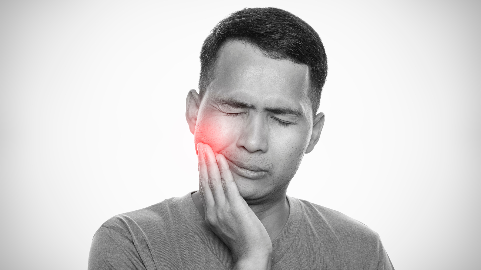 Răng khôn mọc lệch hoặc chỉ mọc một phần thường gây ra tình trạng viêm nướu trùm gây đau nhức