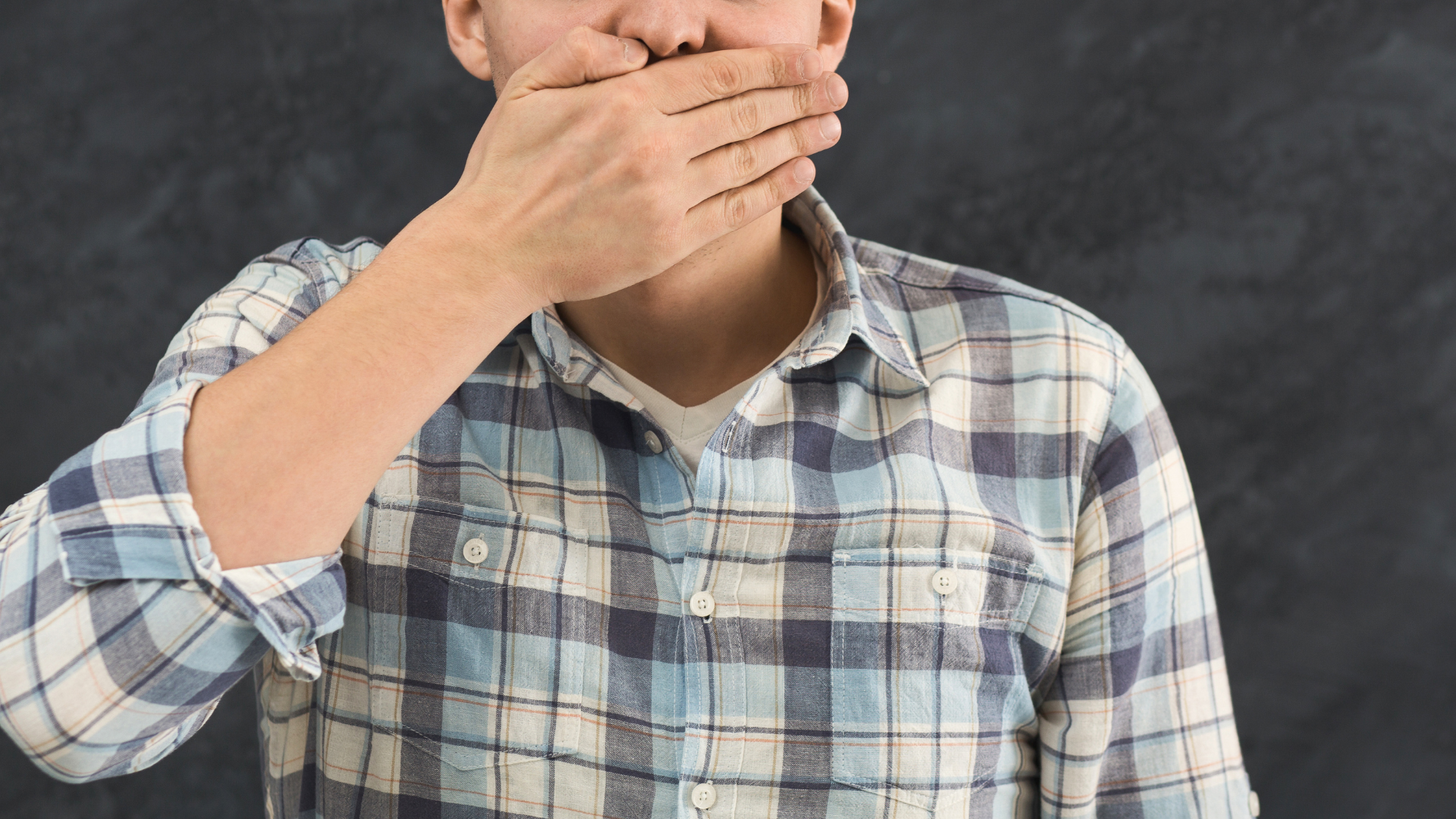 Khớp cắn bị thay đổi nhẹ hoặc các răng trước bị chen chúc, ảnh hưởng đến thẩm mỹ, làm mất tự tin