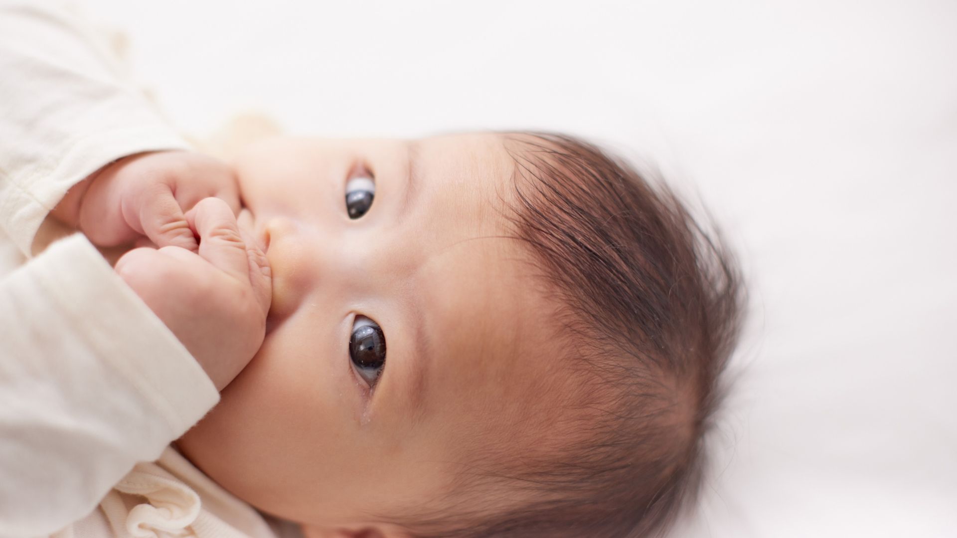 Mút tay làm tăng nguy cơ răng mọc lệch