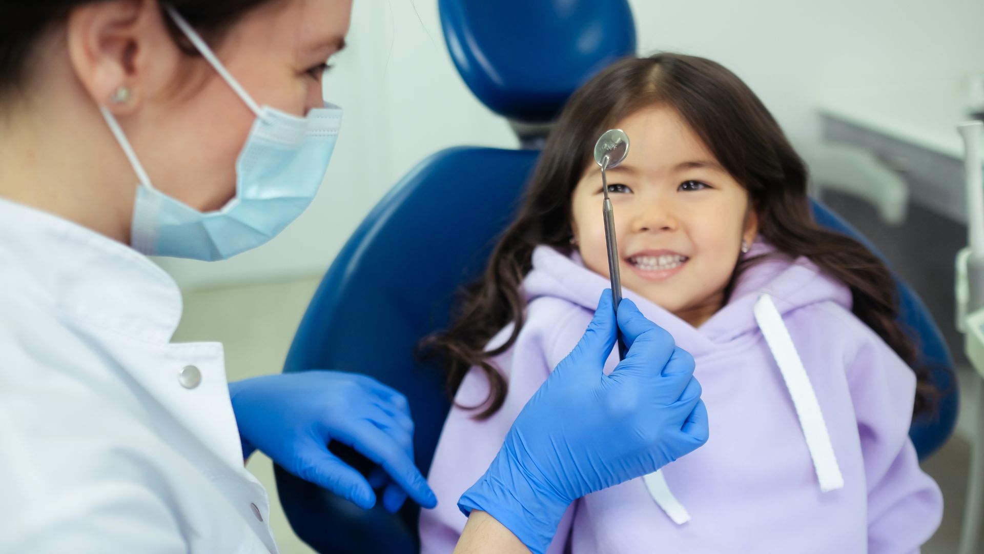 Cha mẹ hãy cho trẻ đến gặp nha sĩ khi răng sữa chưa lung lay mà răng mới đã mọc