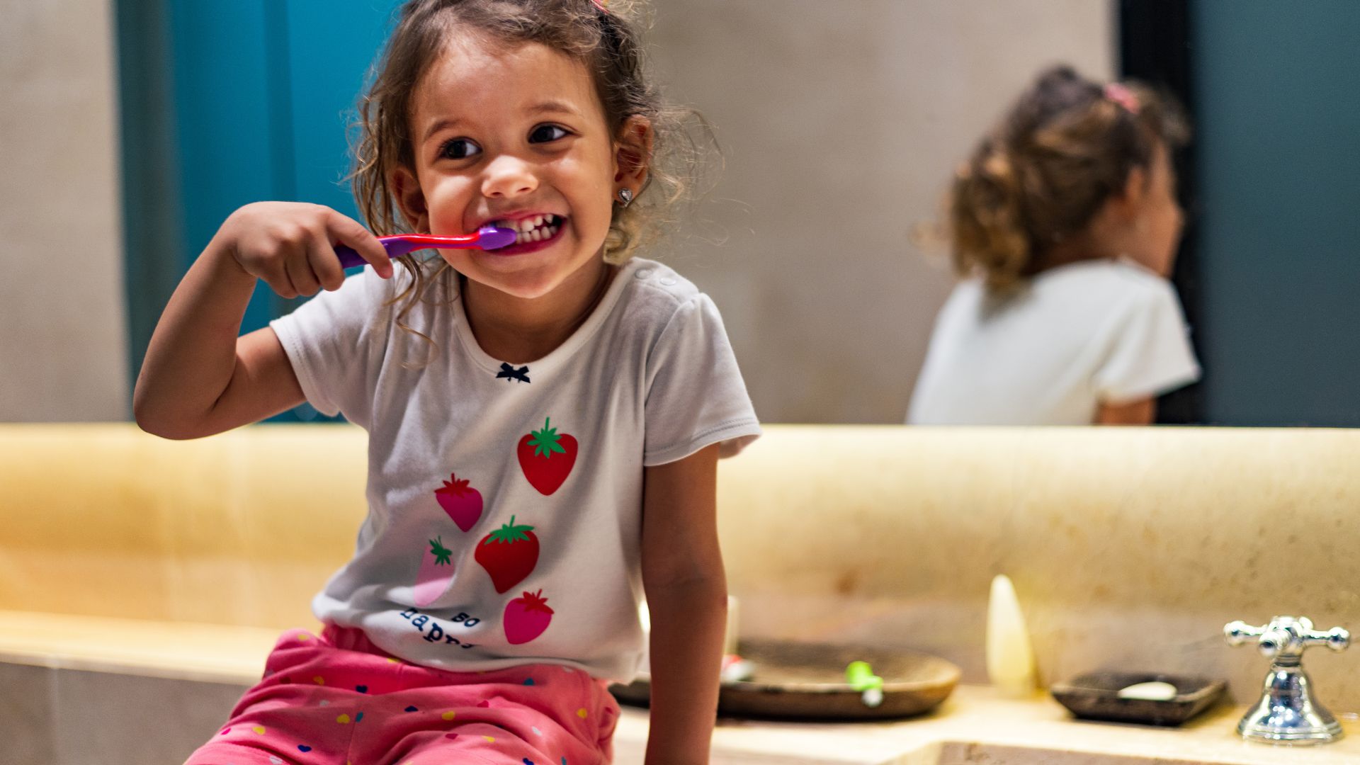 Tập cho trẻ thói quen vệ sinh răng miệng từ sớm giúp phòng ngừa răng sữa mọc lệch