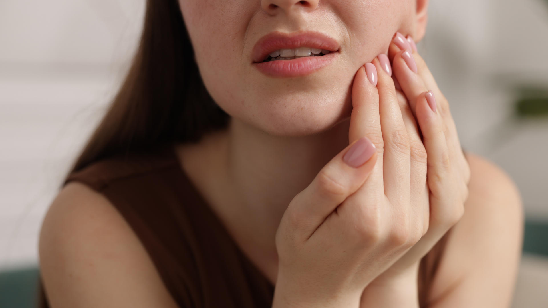 Nếu răng đau nhức hoặc ê buốt nhiều ngày, hãy đến nha khoa kiểm tra sớm