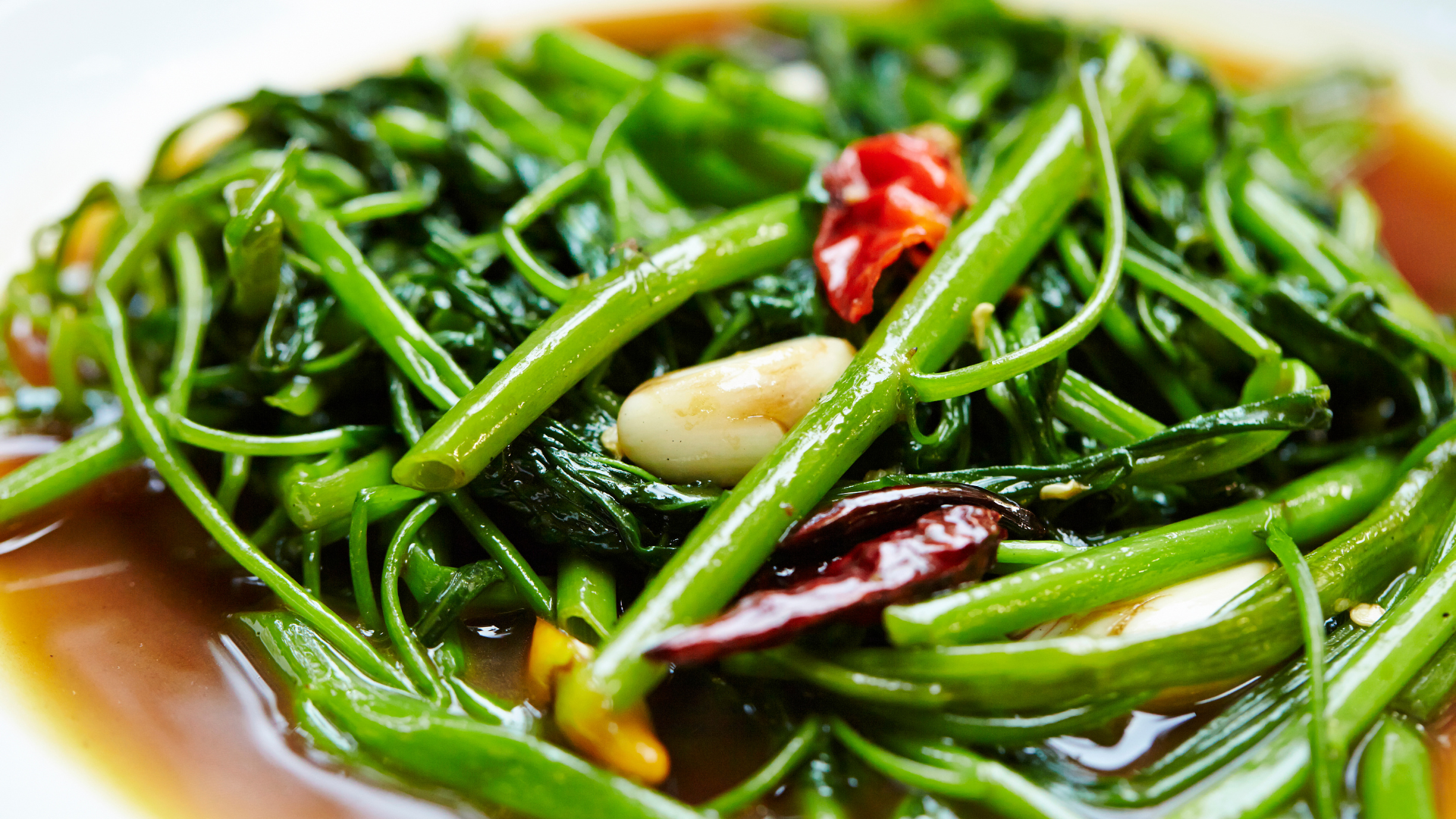 Rau muống xào nhiều dầu sẽ làm tăng đáng kể lượng calo so với luộc