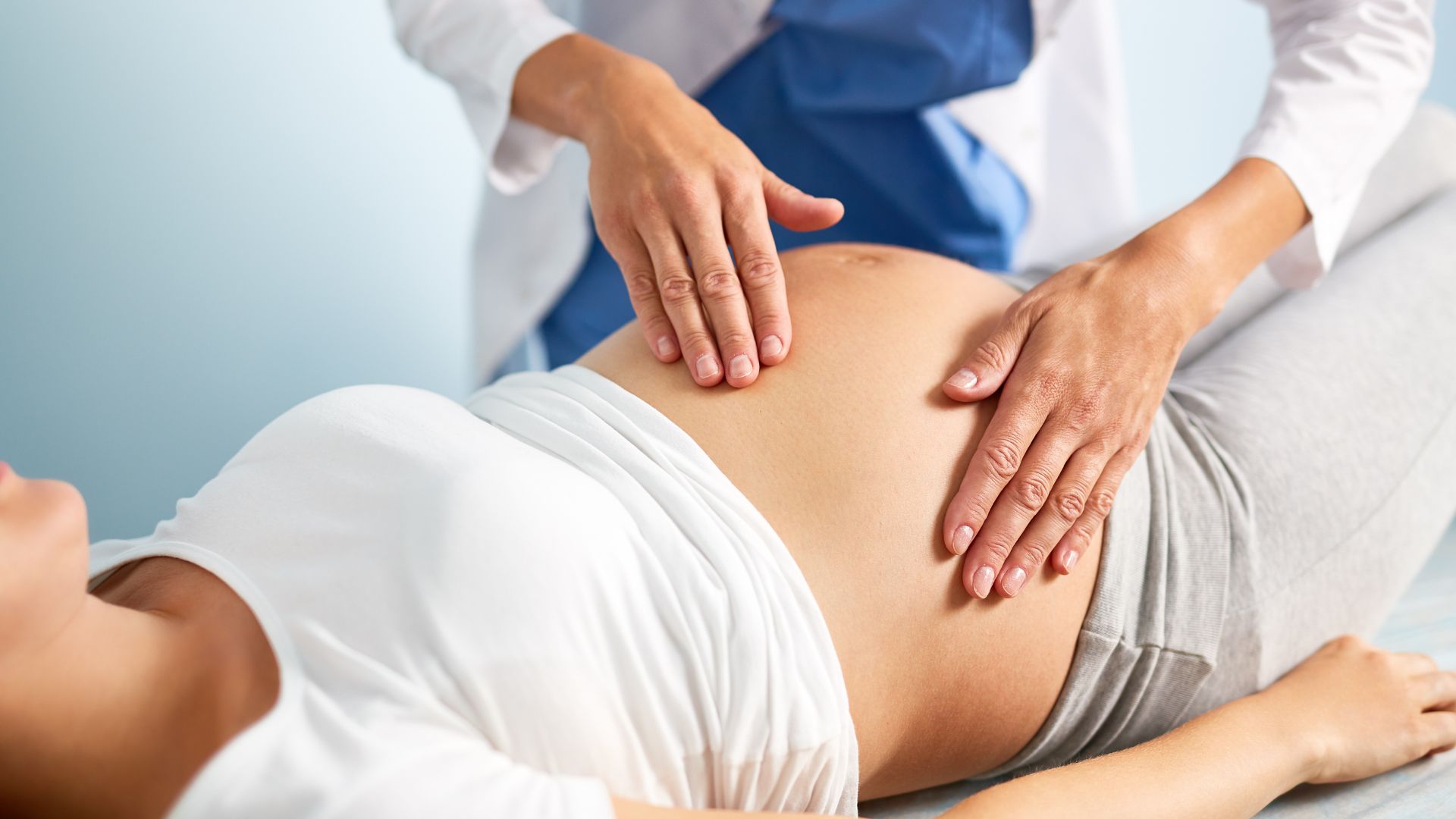 Mẹ bầu cần đến gặp bác sĩ chuyên khoa khi thấy hiện tượng rỉ ối bất thường