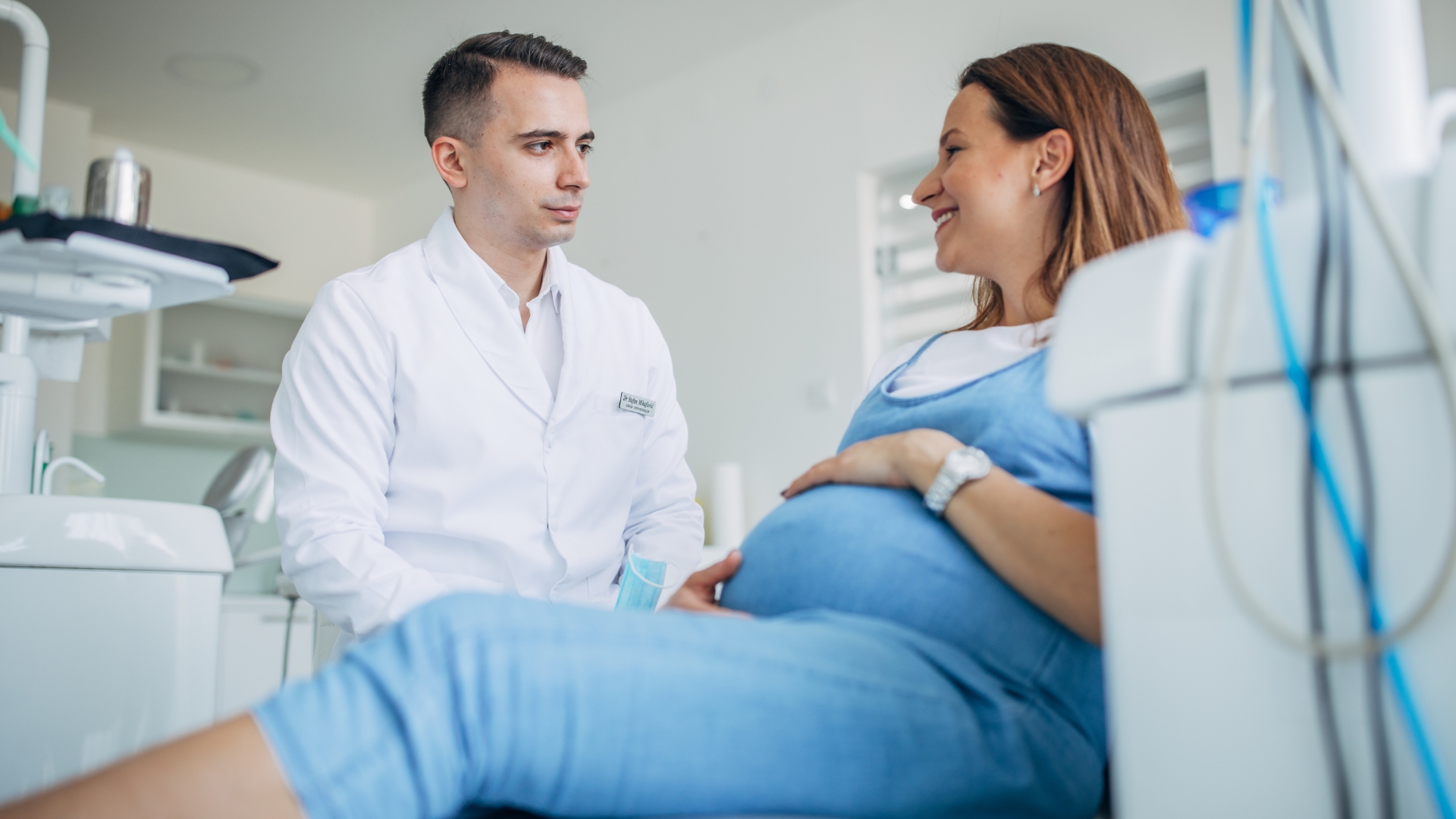 Mẹ bầu nên thăm khám ngay khi phát hiện rỉ ối để có những can thiệp kịp thời, đảm bảo an toàn cho mẹ và bé