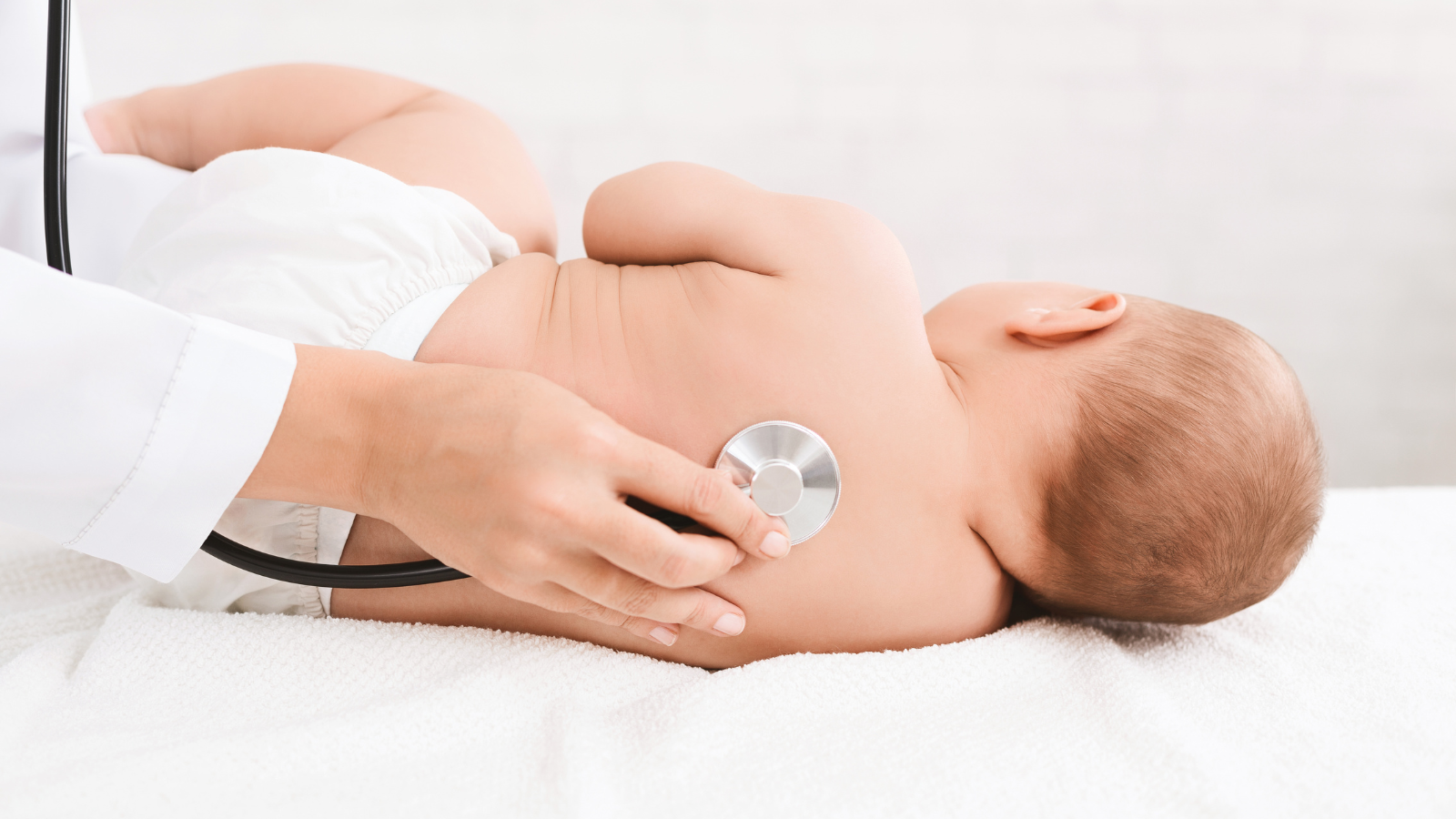 Rò hậu môn ở trẻ sơ sinh hiếm khi tự khỏi, cần điều trị sớm để tránh biến chứng nặng hơn