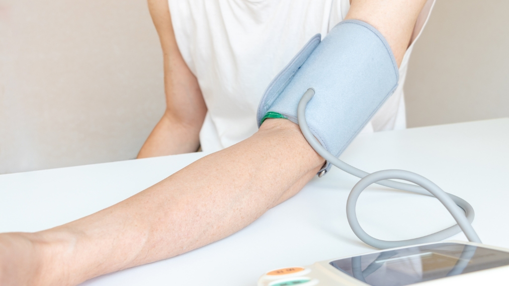 Các yếu tố như hút thuốc, tăng huyết áp và ít vận động có thể làm nặng thêm rối loạn lipid