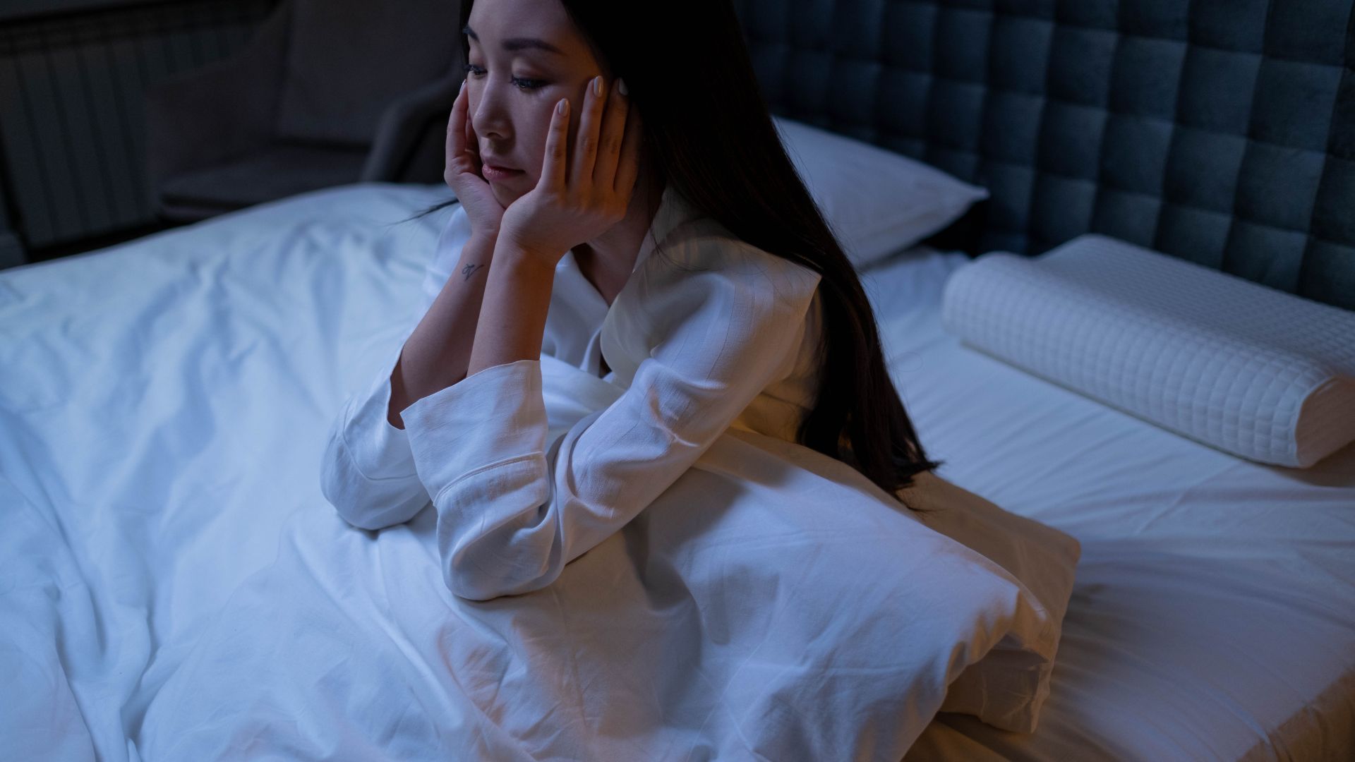 Khó đi vào giấc ngủ là một trong các dấu hiệu cảnh báo rối loạn giấc ngủ