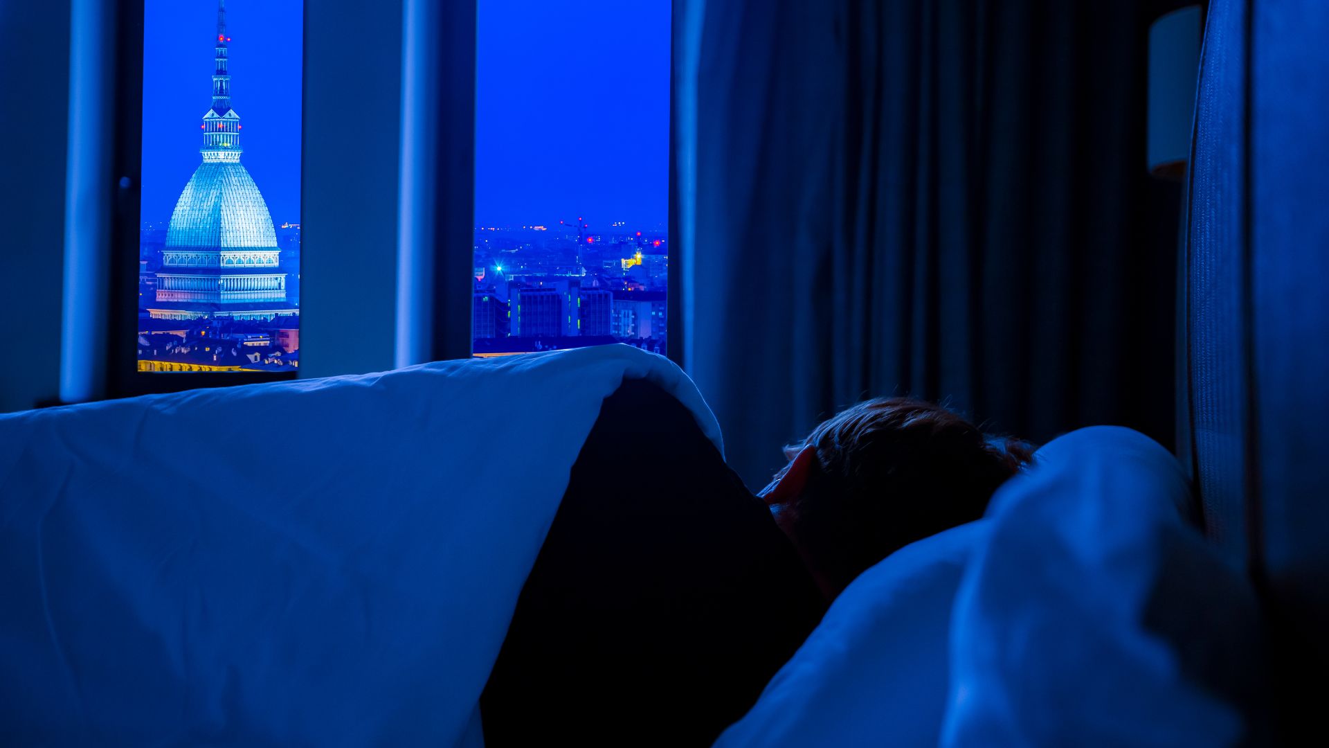 Ngủ đúng giờ là việc người trẻ cần làm để cải thiện tình trạng rối loạn giấc ngủ