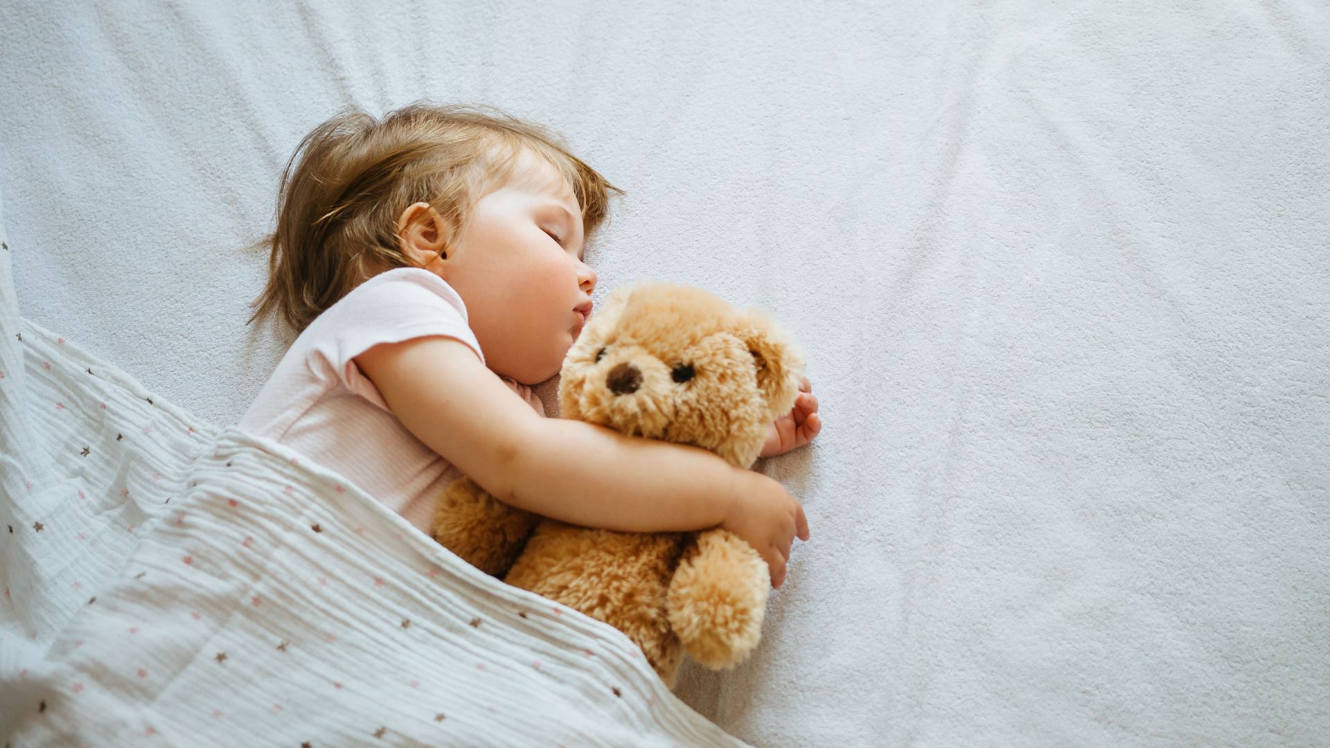 Cho trẻ ngủ ở phòng yên tĩnh và nhiệt độ dễ chịu