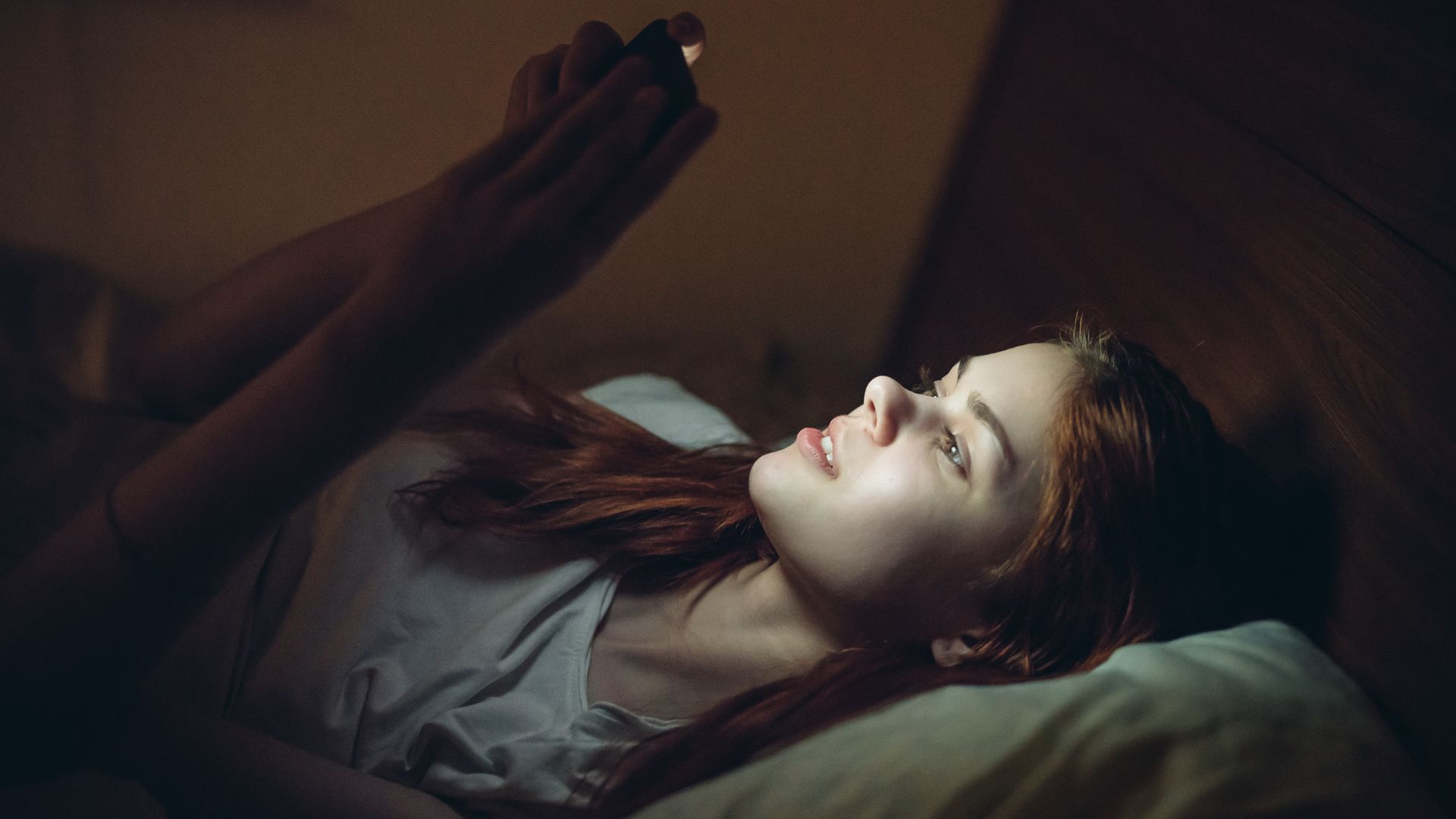 Hạn chế cho trẻ tiếp xúc với ánh sáng xanh trước khi ngủ