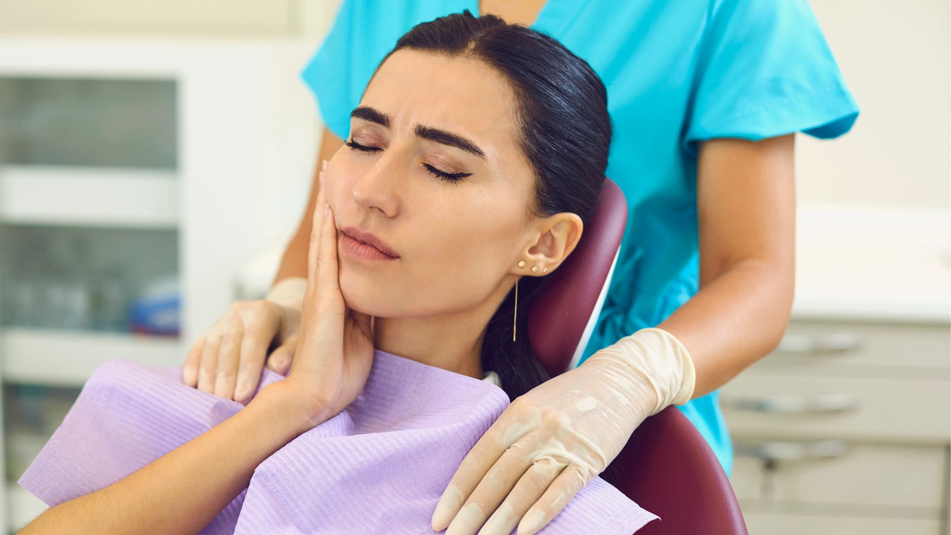 Cơn đau khớp thái dương hàm có thể lan lên cổ, vai, gáy