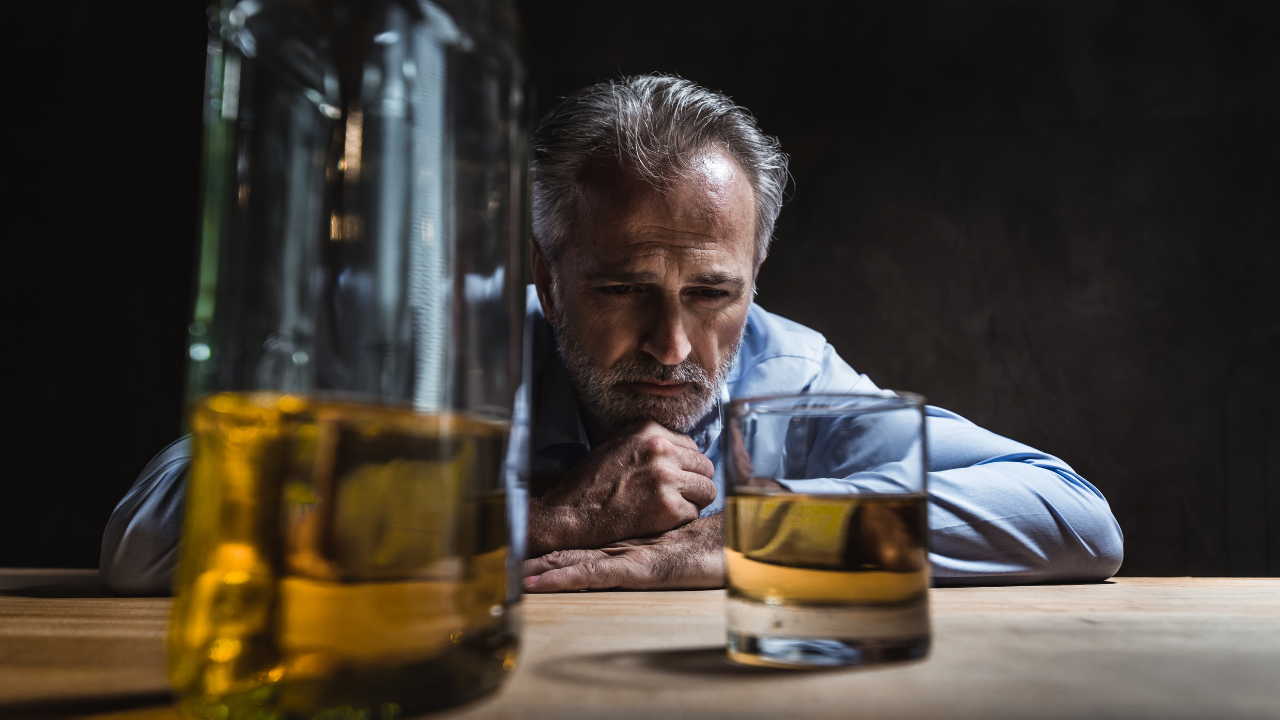 Rượu bia và chất kích thích gây tổn thương màng tế bào gan, làm men gan tăng cao