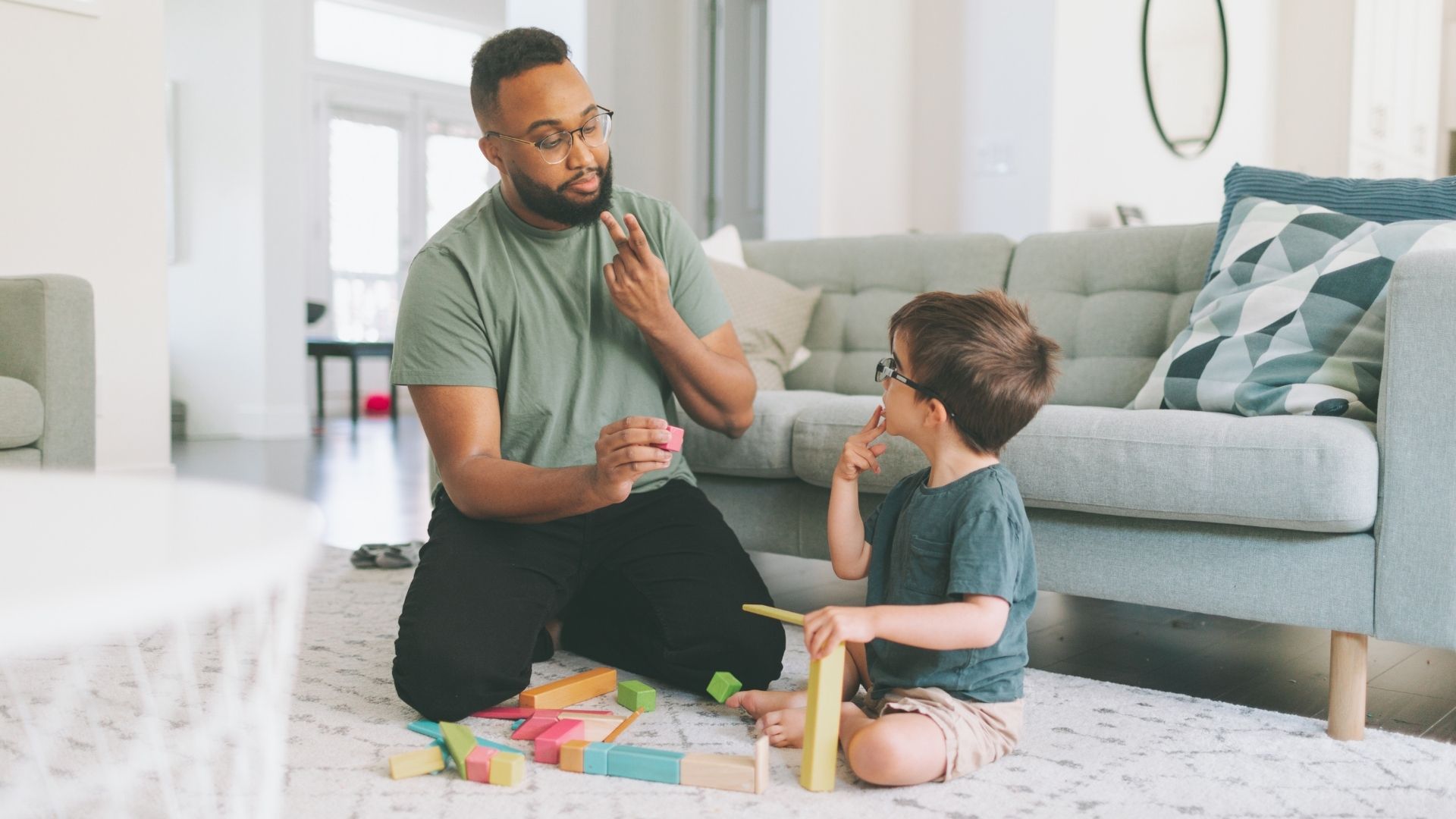 Cha mẹ cần tăng tương tác giúp trẻ phát triển ngôn ngữ