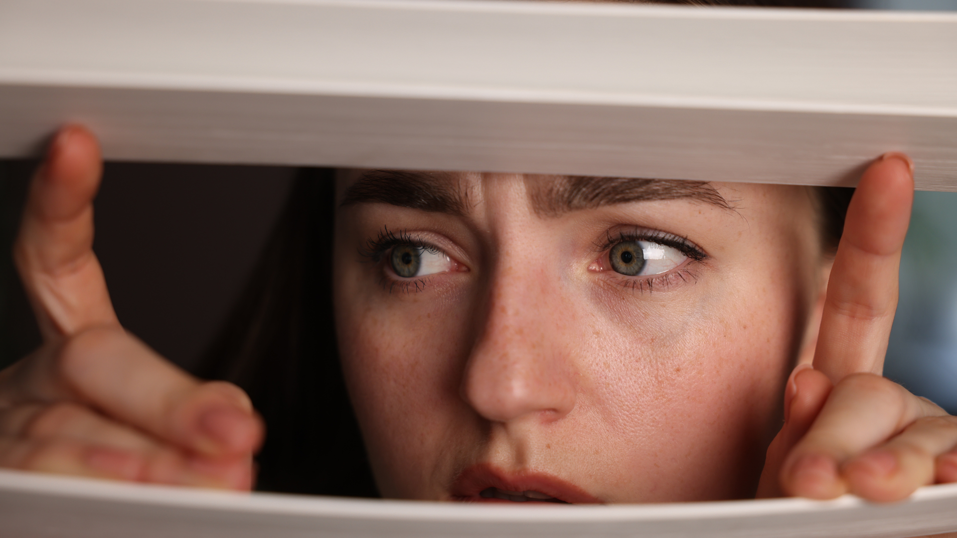 Trẻ em sống trong môi trường thiếu tin tưởng thường phát triển cơ chế phòng thủ dựa trên sự cảnh giác quá mức