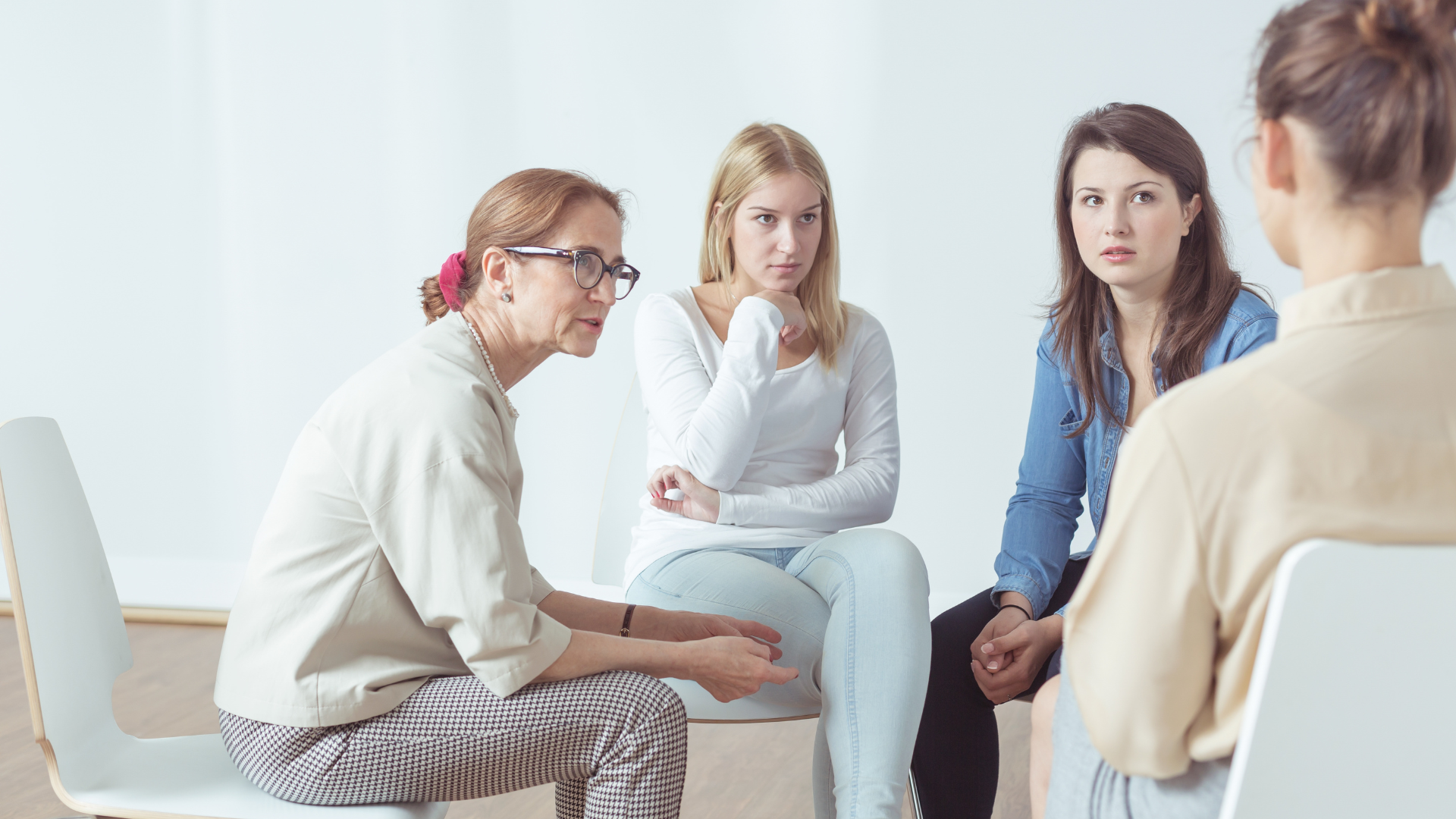 Trị liệu nhóm hoặc gia đình hỗ trợ người bệnh điều chỉnh hành vi trong môi trường thực tế