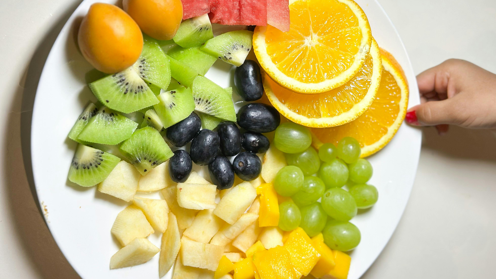 Bổ sung các loại thực phẩm như trái cây mọng (cam, bưởi, nho), các loại rau xanh lá