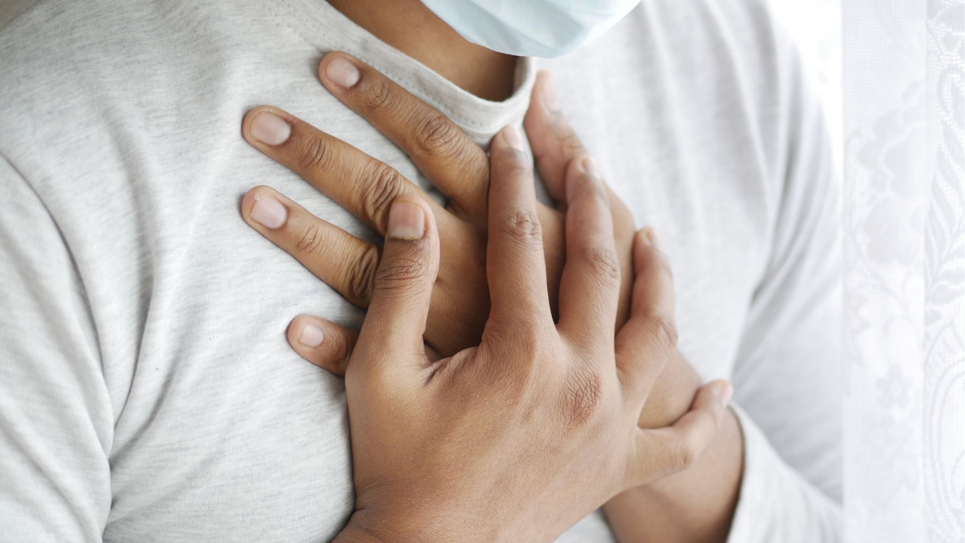 Người bị rối loạn nhịp tim có thể kèm đau tức ngực thường xuyên