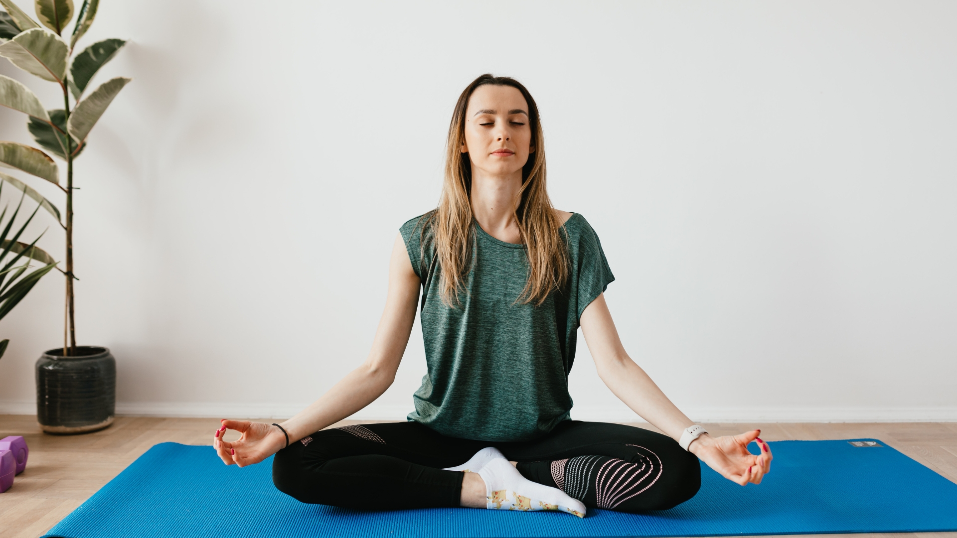 Các kỹ thuật thư giãn như ngồi thiền, yoga cũng giúp giảm căng thẳng và cải thiện tình trạng bệnh