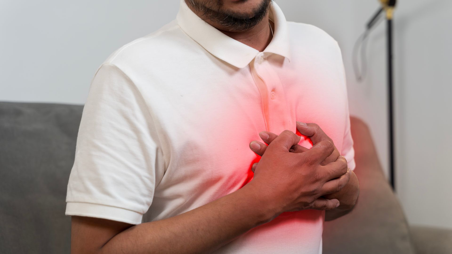 Người bệnh cần đến gặp bác sĩ nếu khó thở kèm đau ngực dữ dội