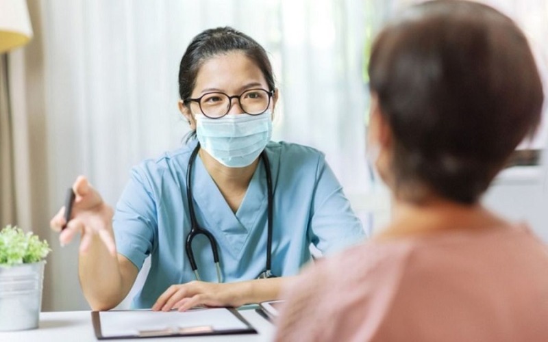 Bác sĩ hỏi về các triệu chứng, tiền sử bệnh lý