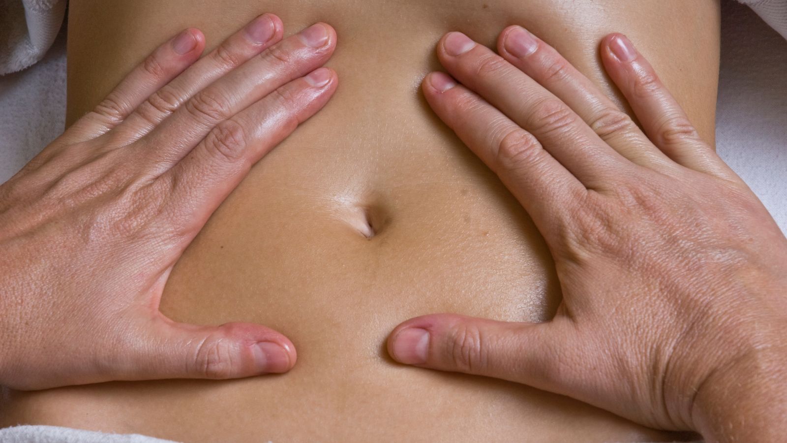 Massage bụng giúp kích thích nhu động ruột, giảm chướng bụng, hỗ trợ tiêu hóa