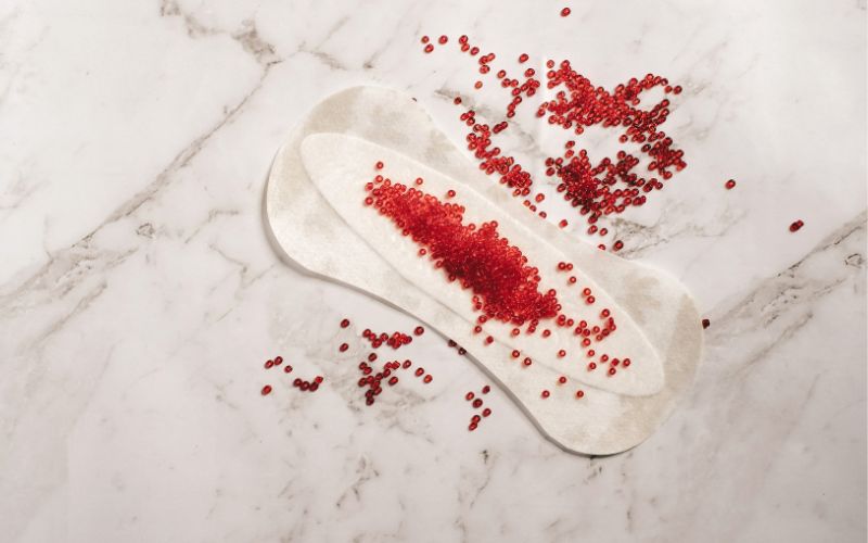 Khi kỳ kinh kéo dài trên 7 ngày hoặc lượng máu kinh vượt quá 80 ml mỗi chu kỳ được gọi là rong kinh