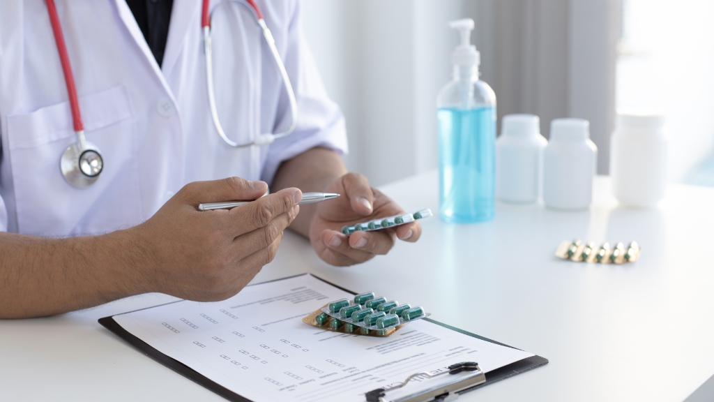 Dùng thuốc điều trị rong kinh theo chỉ định và hướng dẫn của bác sĩ chuyên khoa