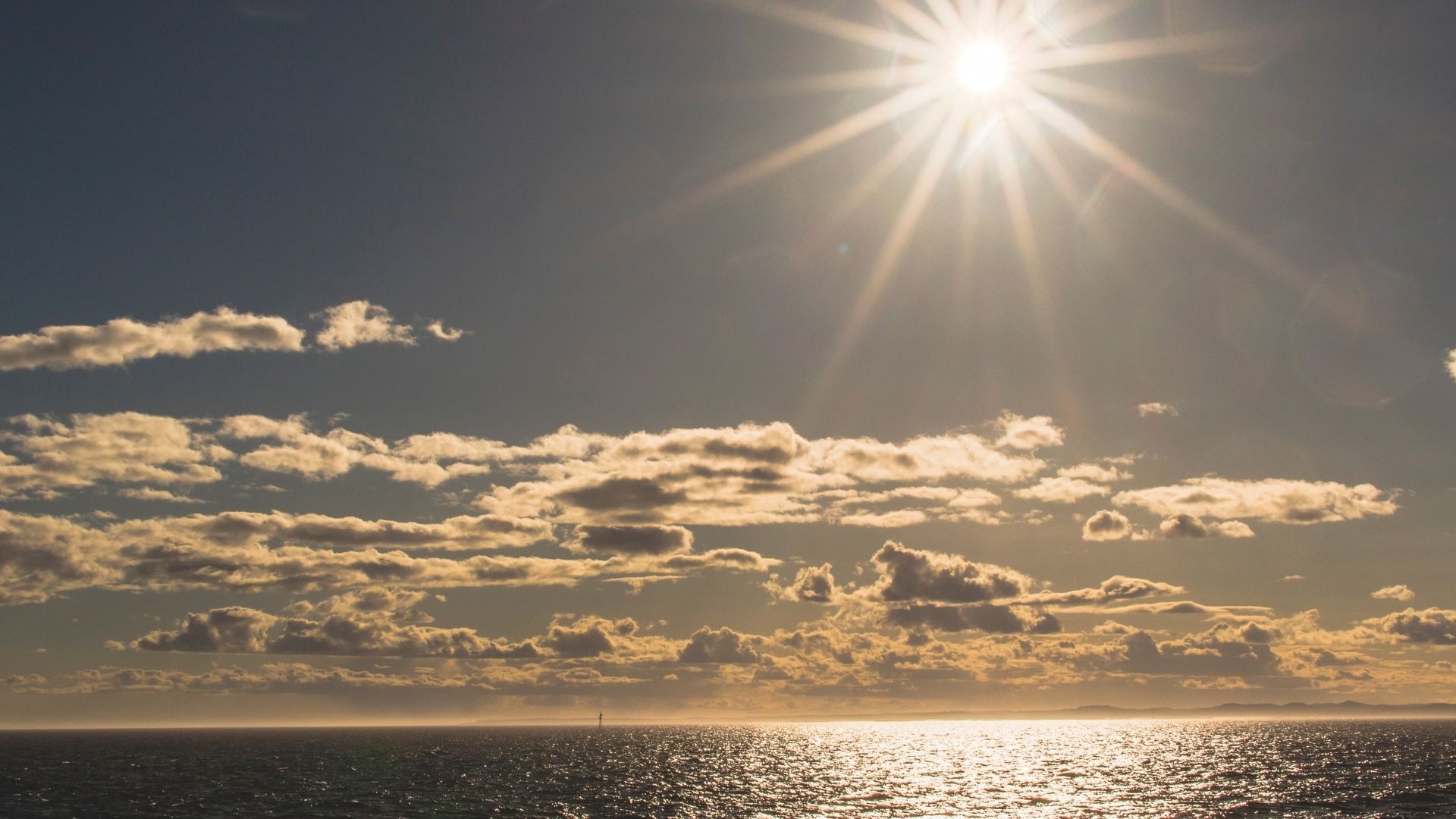 Tiếp xúc kéo dài với ánh nắng làm tổn thương da