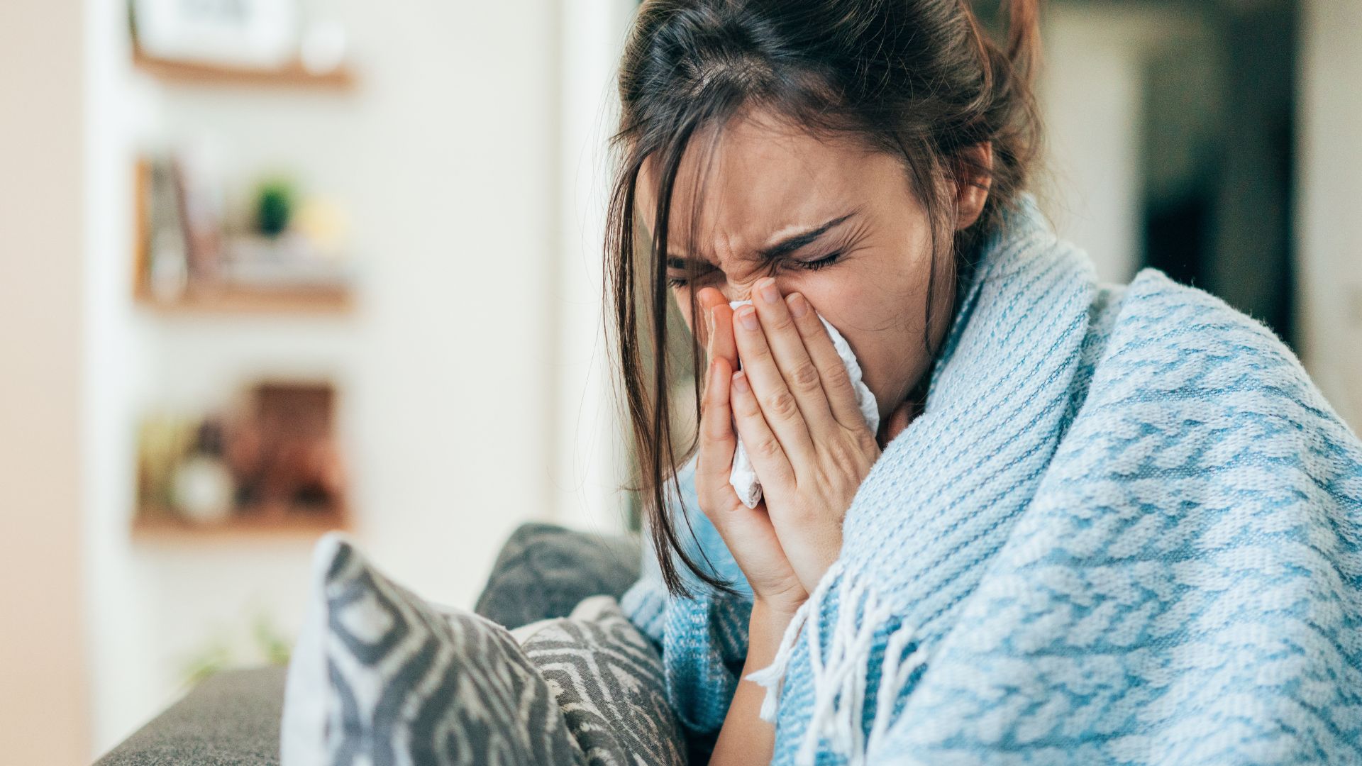 Người bị cảm cúm nên dùng nước muối sinh lý để vệ sinh mũi hàng ngày