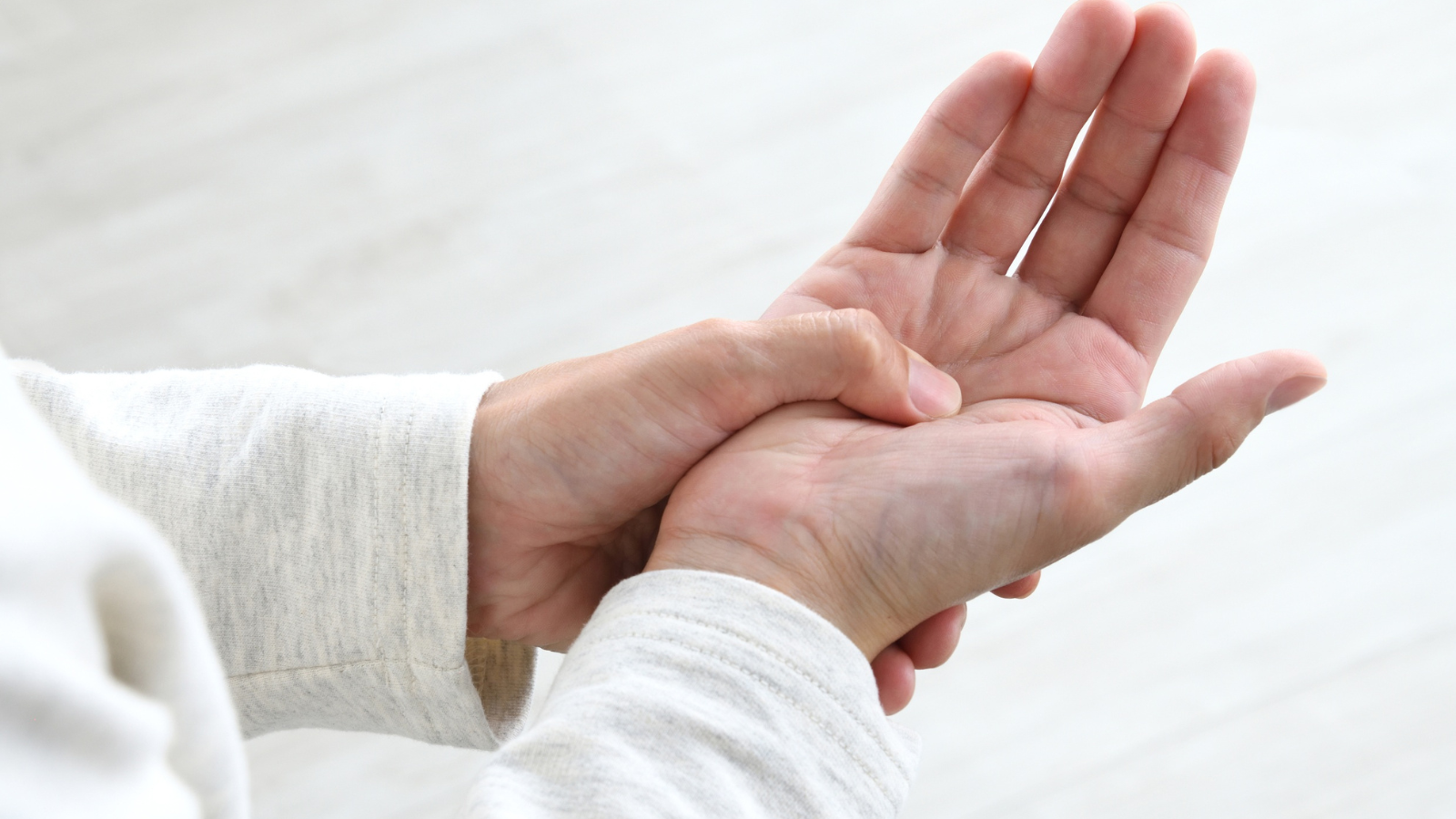 Run tay ở người trẻ là gì? Nguyên nhân và cách điều trị - Trung tâm ...