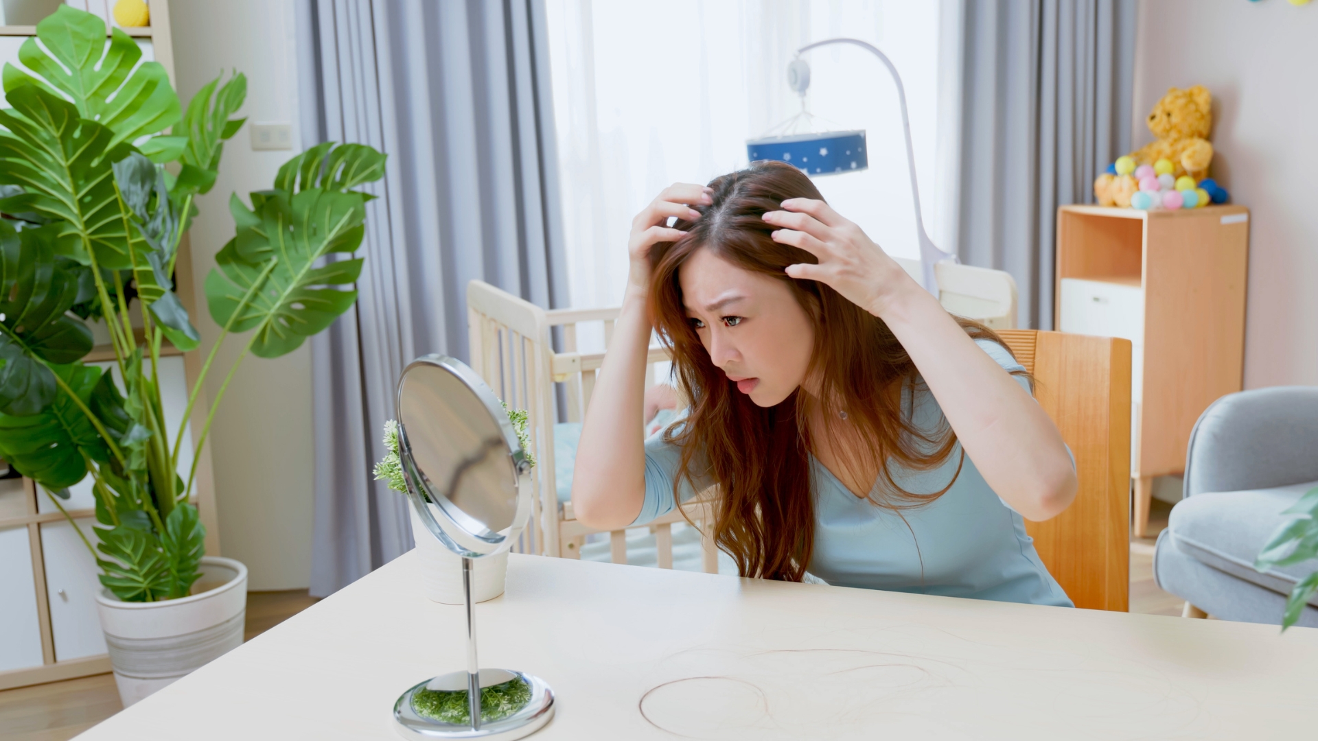 Rụng tóc sau sinh là tình trạng tóc rụng nhiều bất thường ở phụ nữ trong vài tháng sau sinh