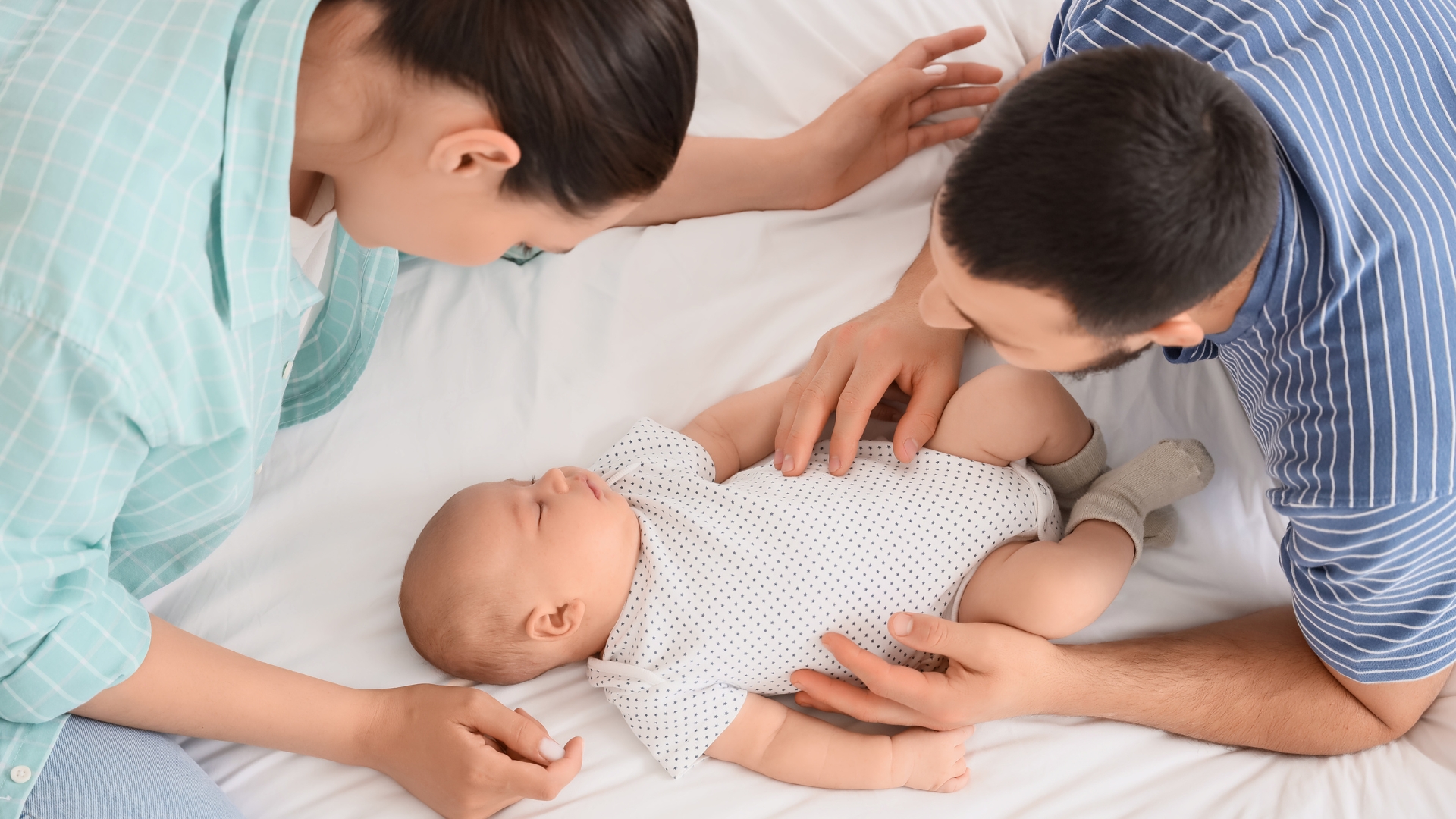 Việc duy trì tâm lý ổn định, hạn chế stress và lo âu sau sinh giúp cải thiện tình trạng rụng tóc