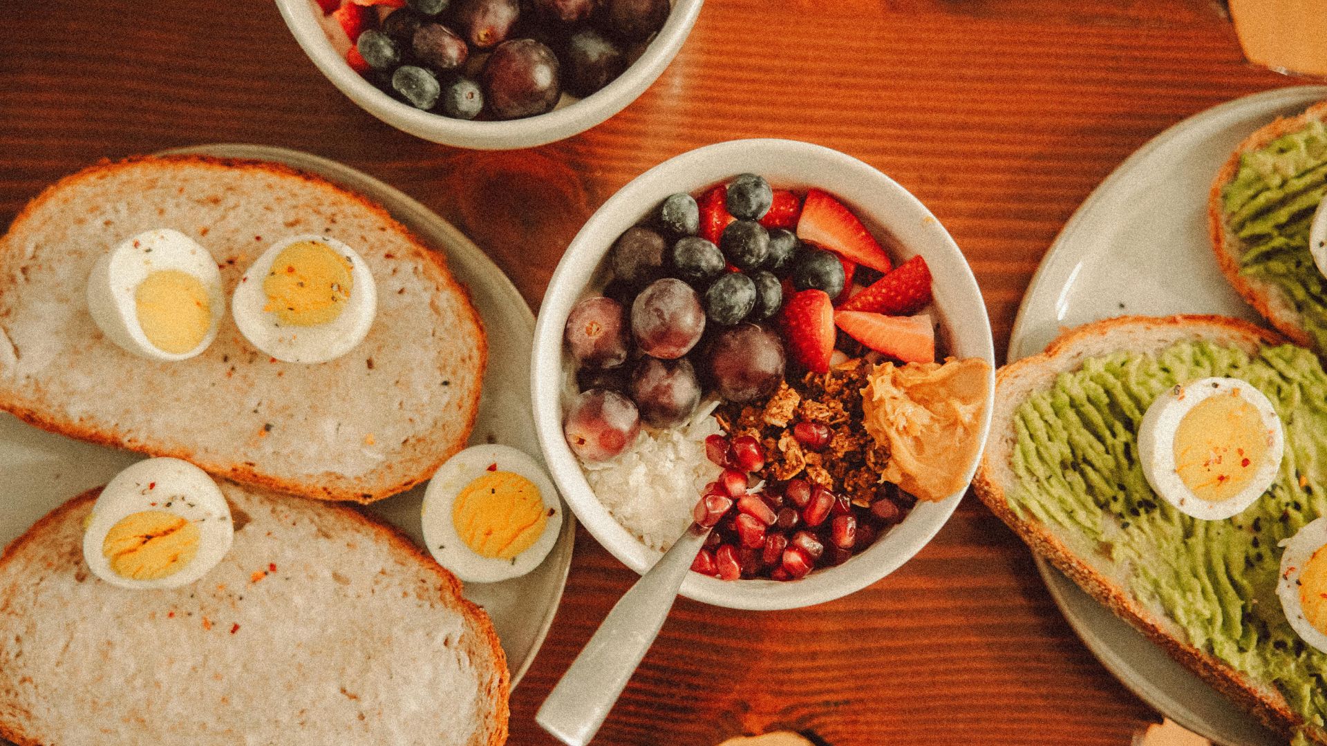 Duy trì chế độ ăn uống khoa học và lành mạnh giúp giảm nguy cơ bị rụng tóc từng mảng