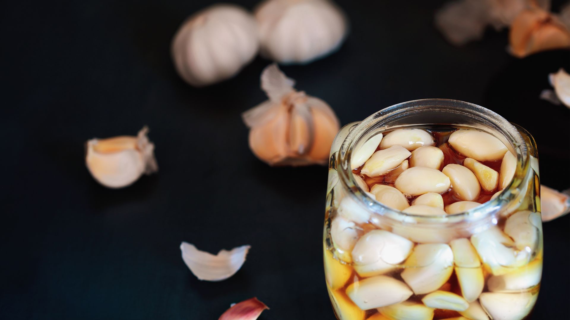 Quá trình ngâm tỏi với rượu cần thực hiện đúng cách để đảm bảo chất lượng