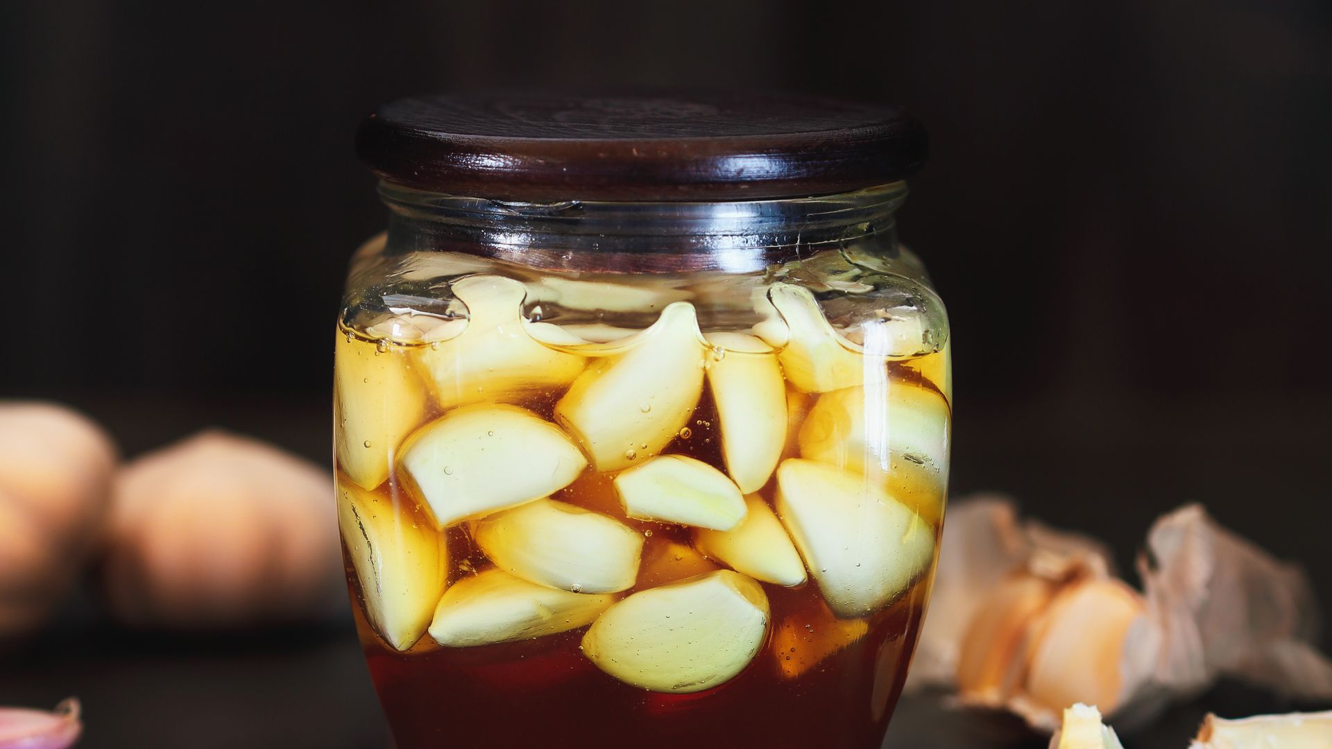 Rượu tỏi ngâm lâu có uống được không phụ thuộc vào màu sắc và tình trạng dung dịch