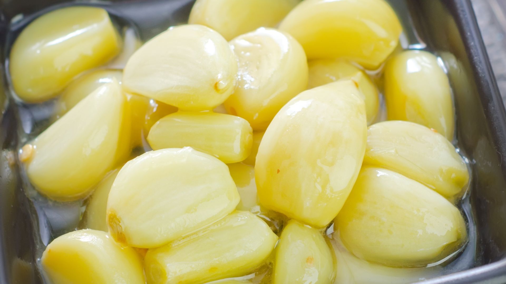 Dấu hiệu rượu tỏi biến đổi như đục màu hoặc có váng cần được lưu ý