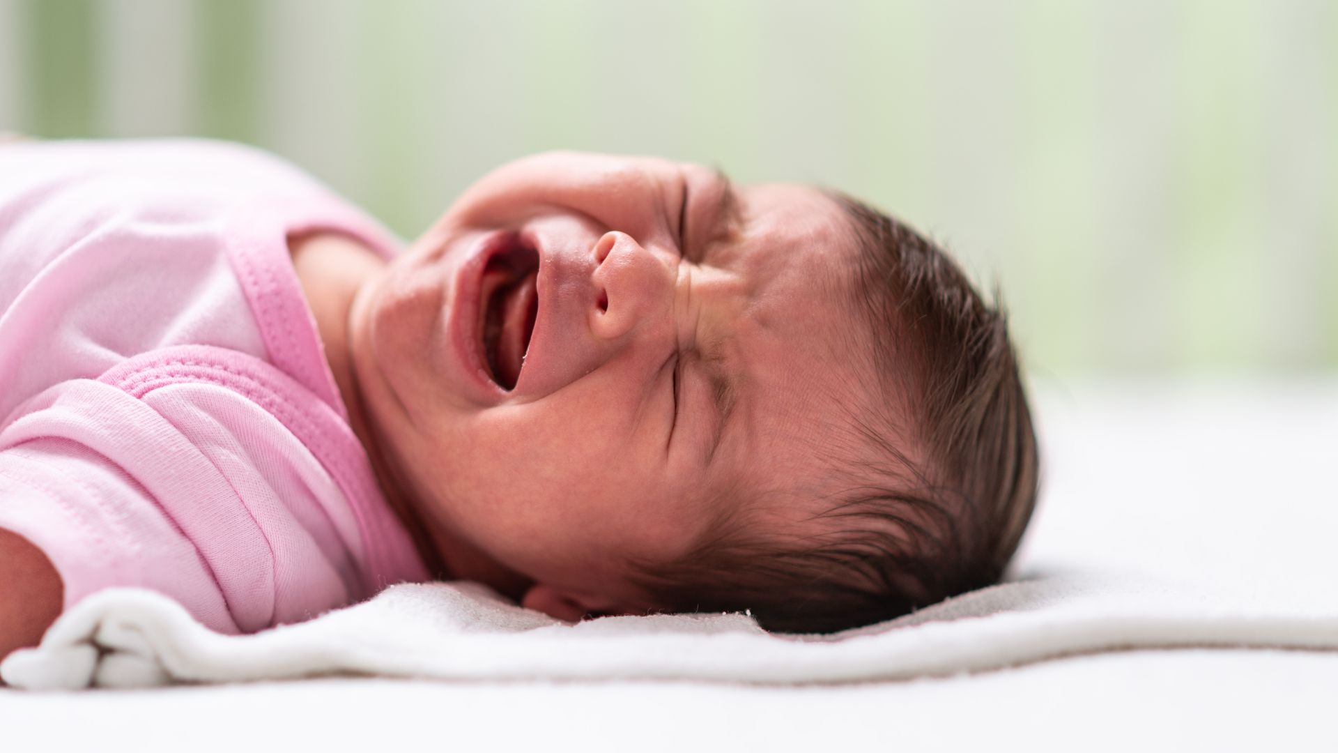 Trẻ có thể sốt, tiểu buốt, tiểu đục, tiểu hôi hoặc quấy khóc không rõ nguyên nhân