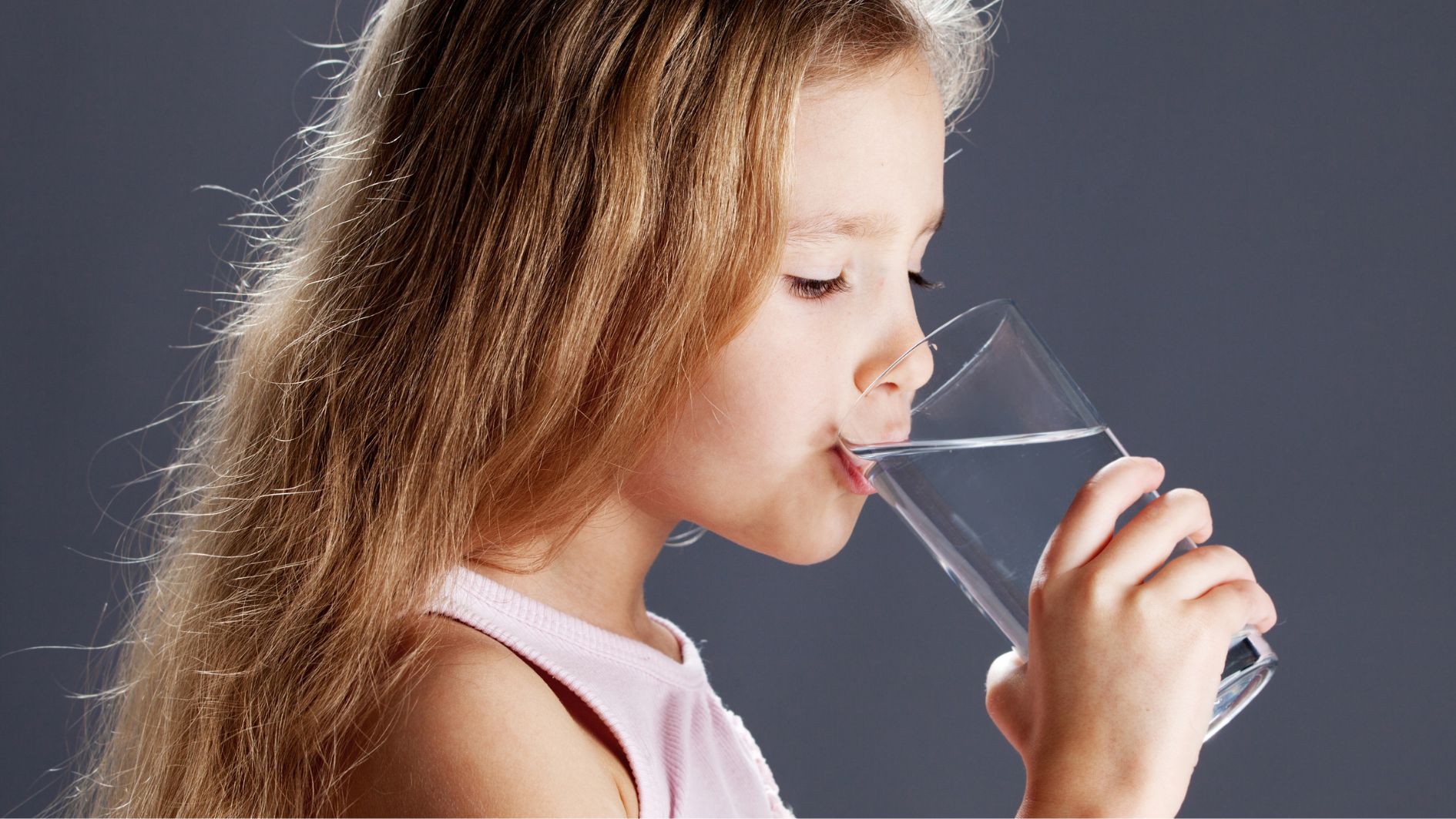 Bổ sung đủ nước cho trẻ bị sốt xuất huyết giúp hỗ trợ quá trình hồi phục