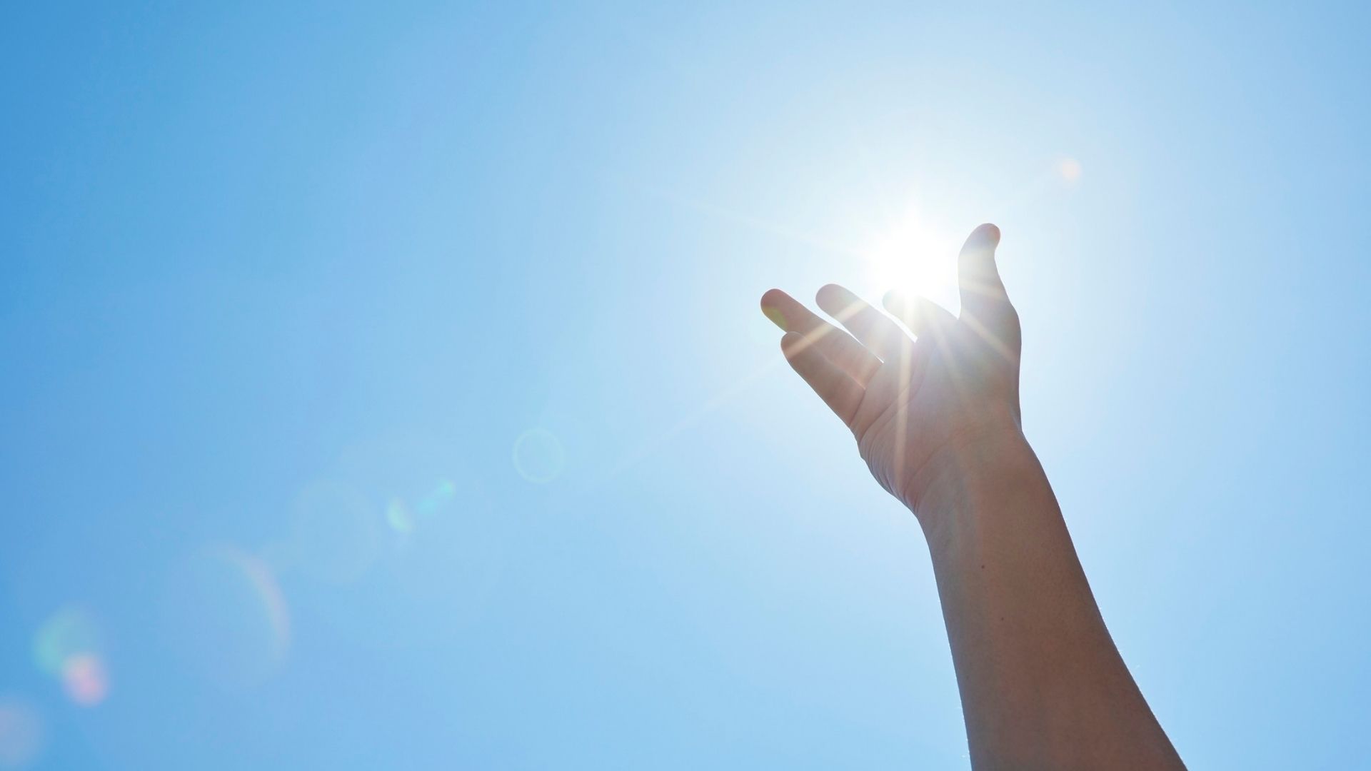 Tiếp xúc với ánh sáng mặt trời có thể gây sạm da