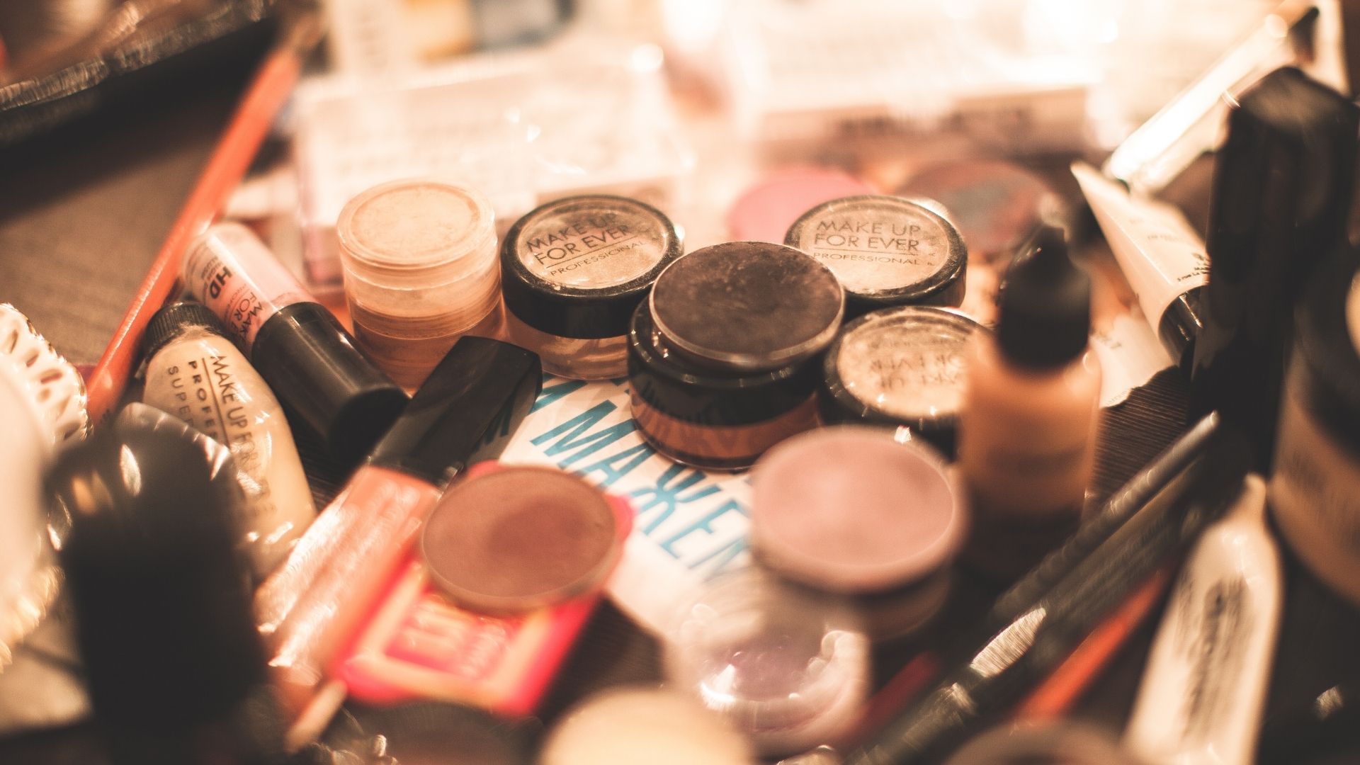 Mỹ phẩm không rõ nguồn gốc có thể gây hại cho làn da