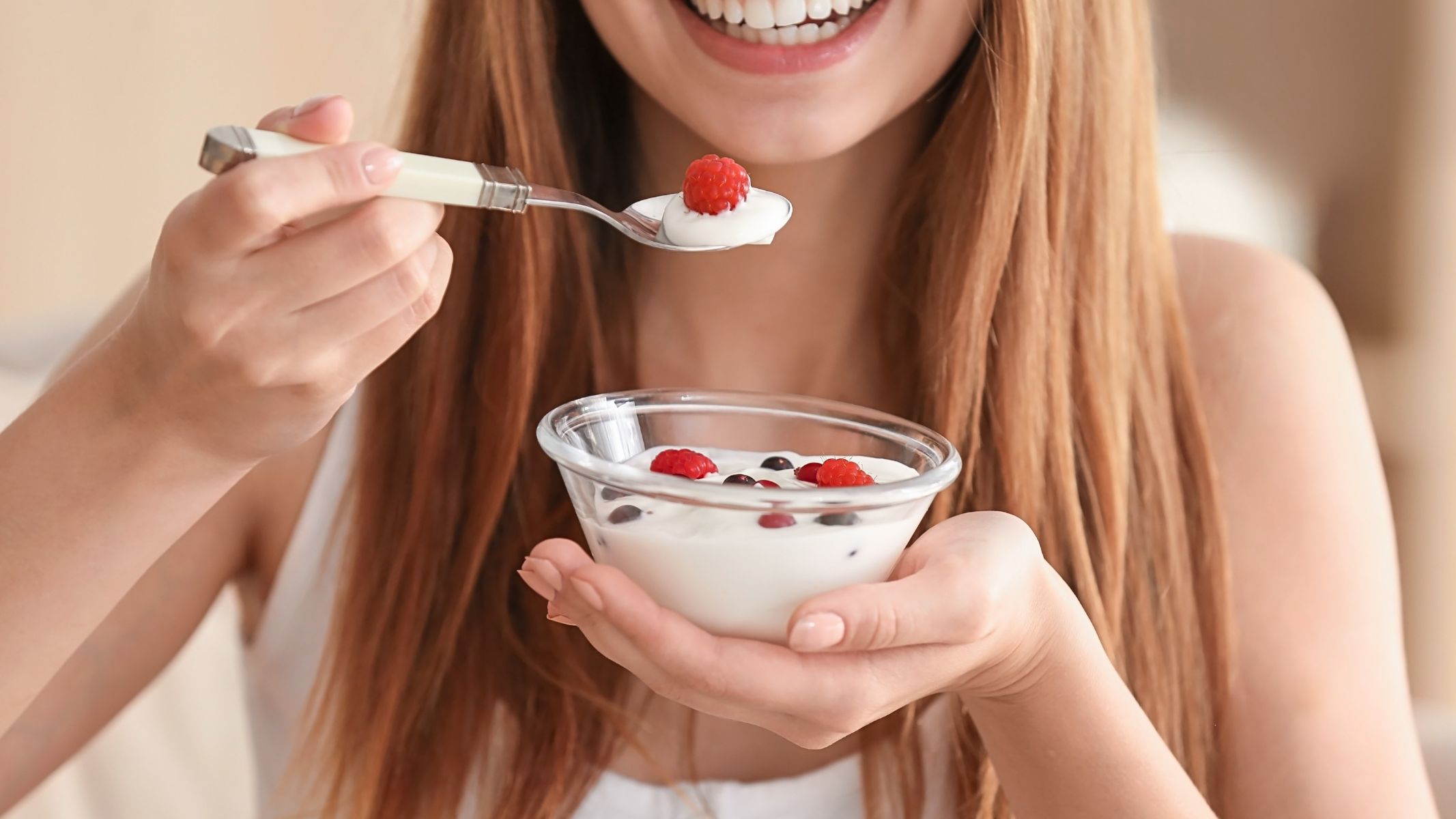 Với hàm lượng protein cao, sữa chua cung cấp các axit amin cần thiết để tái tạo và phục hồi cơ bắp sau khi tập luyện