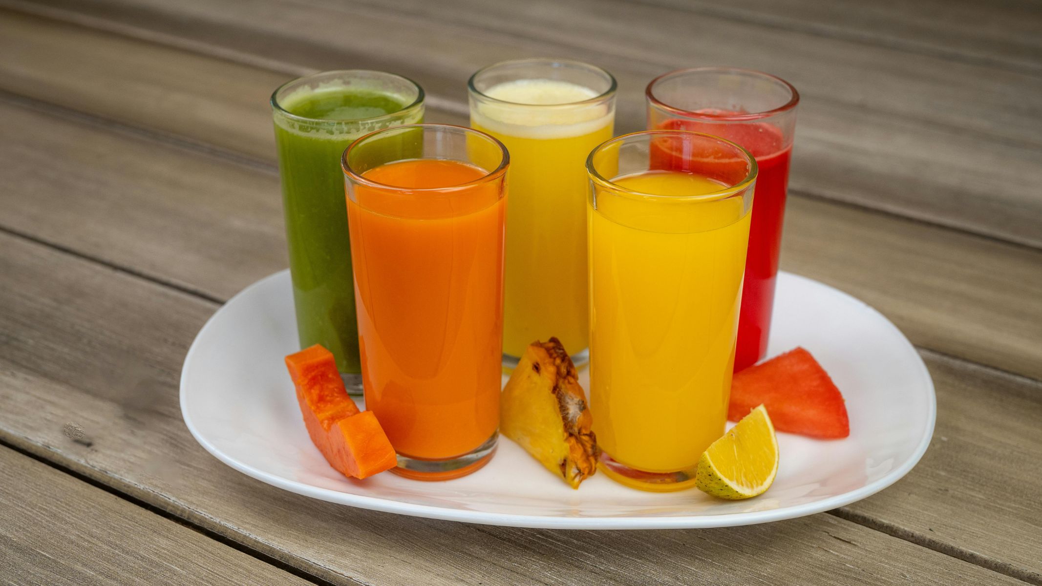 Nước ép trái cây giàu vitamin C, chất xơ hòa tan và hợp chất chống oxy hóa giúp tăng miễn dịch và hỗ trợ tiêu hóa