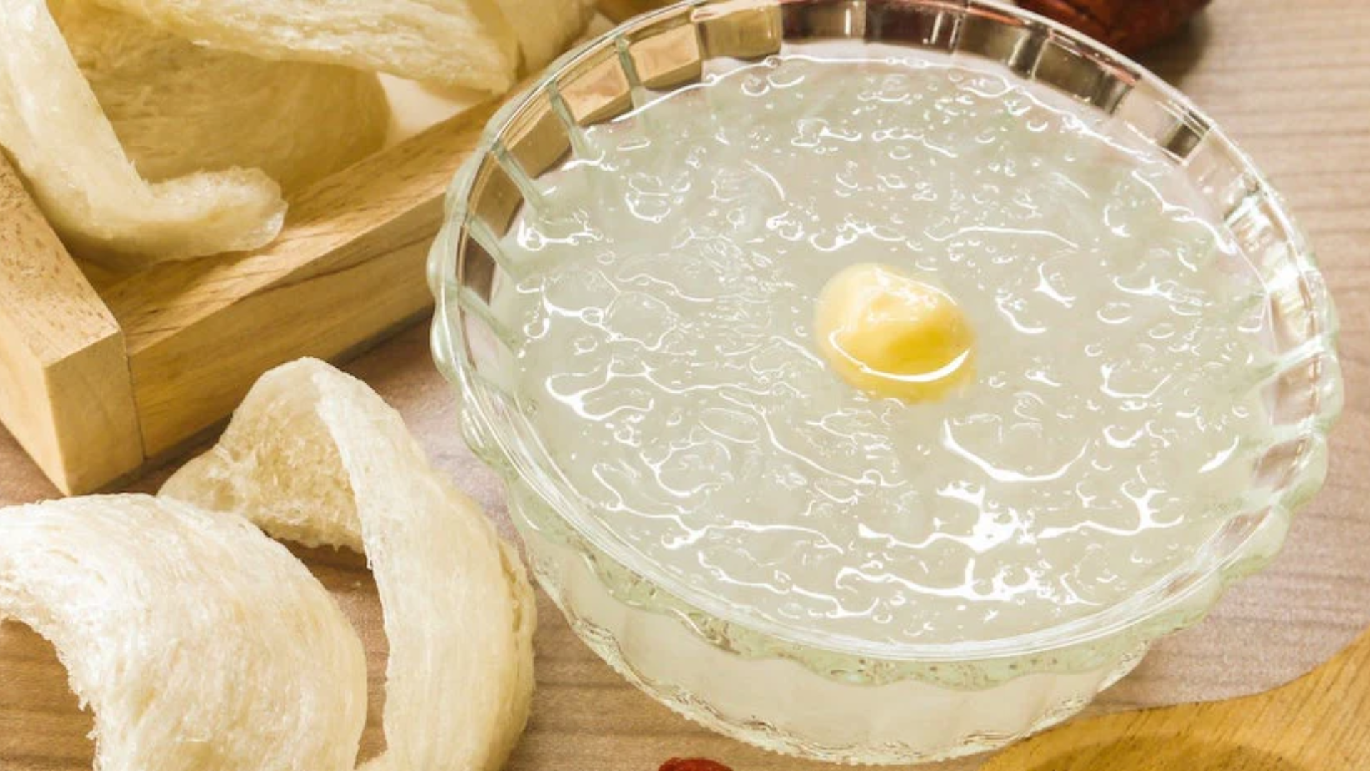 Sau chuyển phôi có nên ăn yến​? Mẹ sau chuyển phôi có thể ăn yến khi được hướng dẫn đúng và tránh lạm dụng