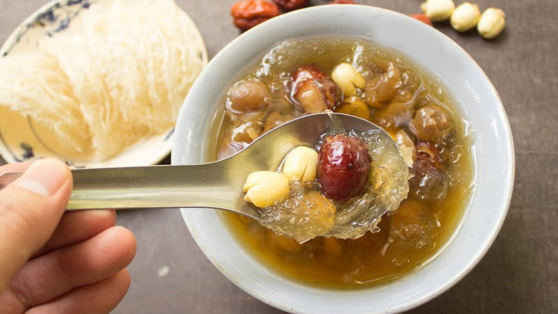 Giữ nguyên dưỡng chất yến sào bằng cách chưng vừa lửa, kết hợp hạt sen và trái cây tươi